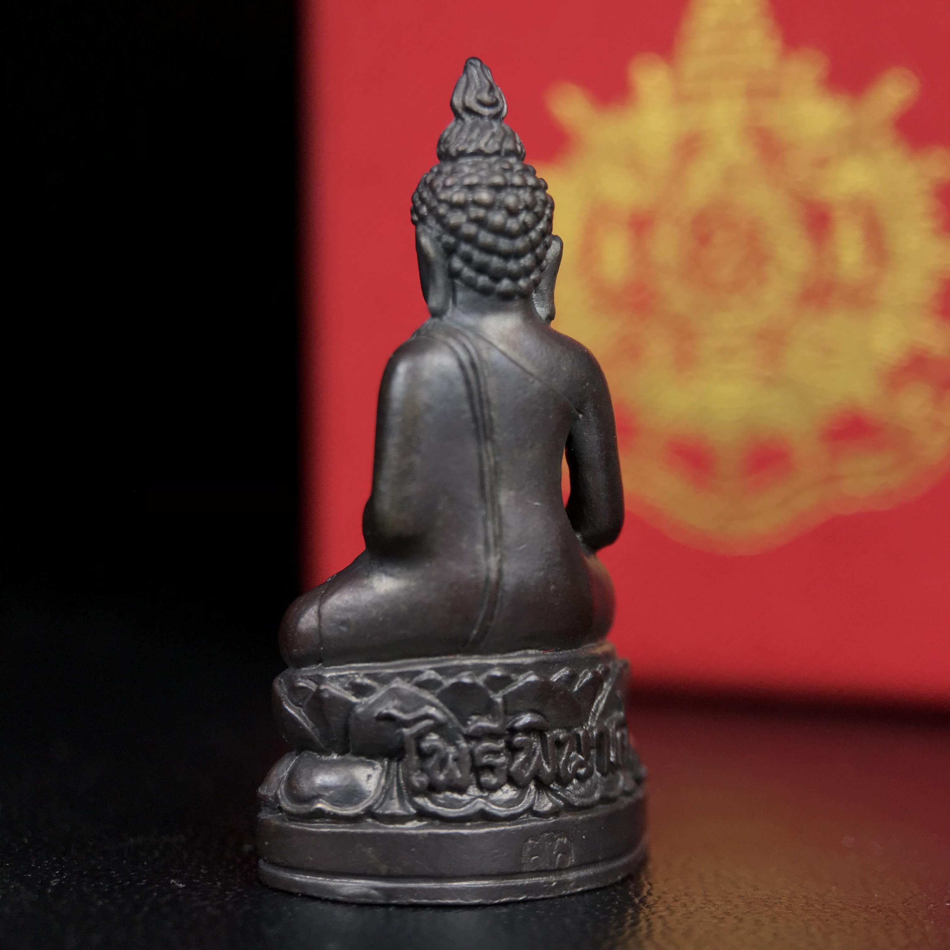 พระกริ่งไพรีพินาศ บรรจุเหล็กไหล ครั้งแรกและครั้งเดียวในประวัติศาสตร์ เฉลิมพระเกียรติ พระบาทสมเด็จพระเจ้าอยู่หัวรัชกาลที่9 พระชนมพรรษา 6 รอบ ปี2542 เนื้อนวโลหะผสมทองคำ(บรรจุเหล็กไหล)ดีนอก-ดีใน พิธีใหญ่ มวลสารเด่น (หายาก)