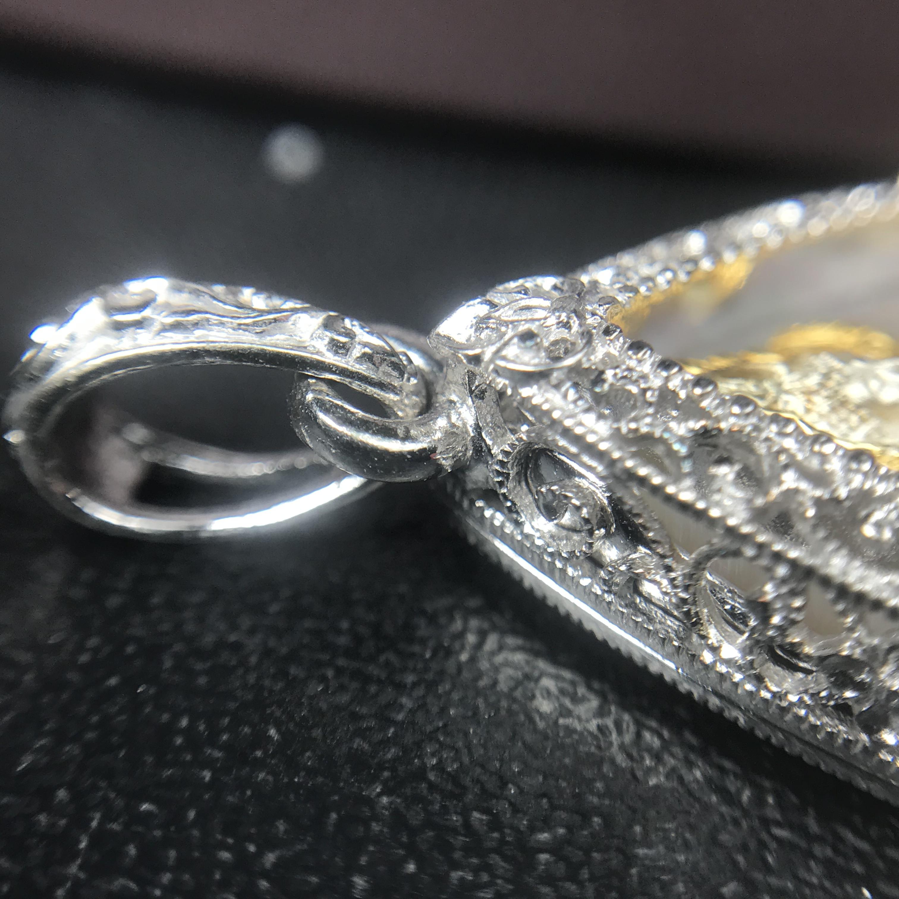 พระพุทธชินราช ภปร. โครงการ "เพราะแผ่นดินนี้ คือ แผ่นดินเกิด" ปี2548(รุ่นแรก) เหรียญทรงใบโพธิ์ ขนาด 21 x 29 มม. เนื้อเงินสามกษัตริย์ องค์พระชุบสามกษัตริย์ ล้อมด้วยกรอบเงินชุบทองคำขาวสลักเสลาเป็นลวดลายละเอียดอ่อน ส่วนพื้นองค์พระเป็นเปลือกหอยมุข