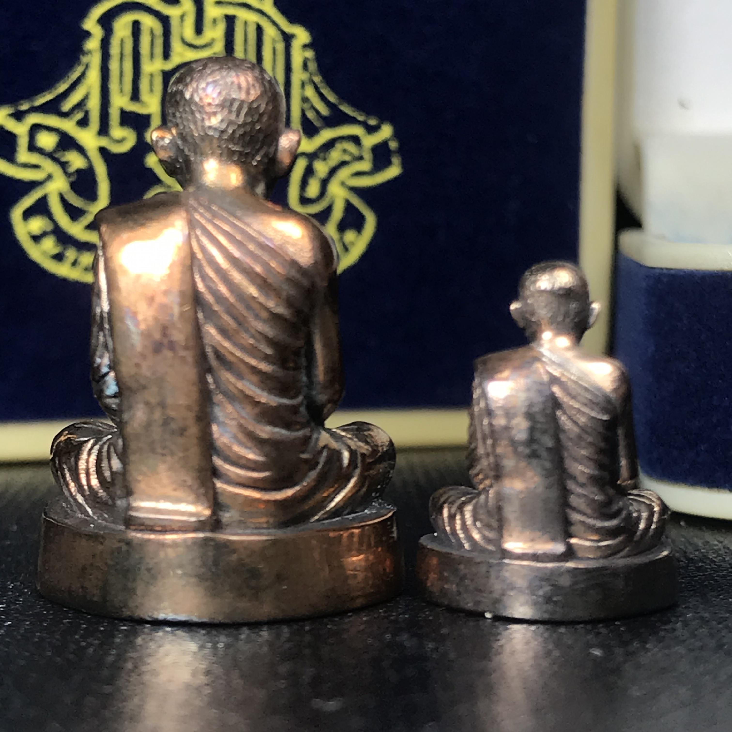 พระรูปเหมือนลอยองค์ สมเด็จพระสังฆราช วัดบวรนิเวศวิหาร รุ่น คชวัตร ปี2546 ที่ระลึกงานฉลองพระชนมายุ 90 พรรษา เนื้อนวโหละ (พิมพ์ใหญ่หน้าตัก 1.5ซม.+พิมพ์เล็กหน้าตัก1 ซม.)รวม1 ชุด 2 องค์