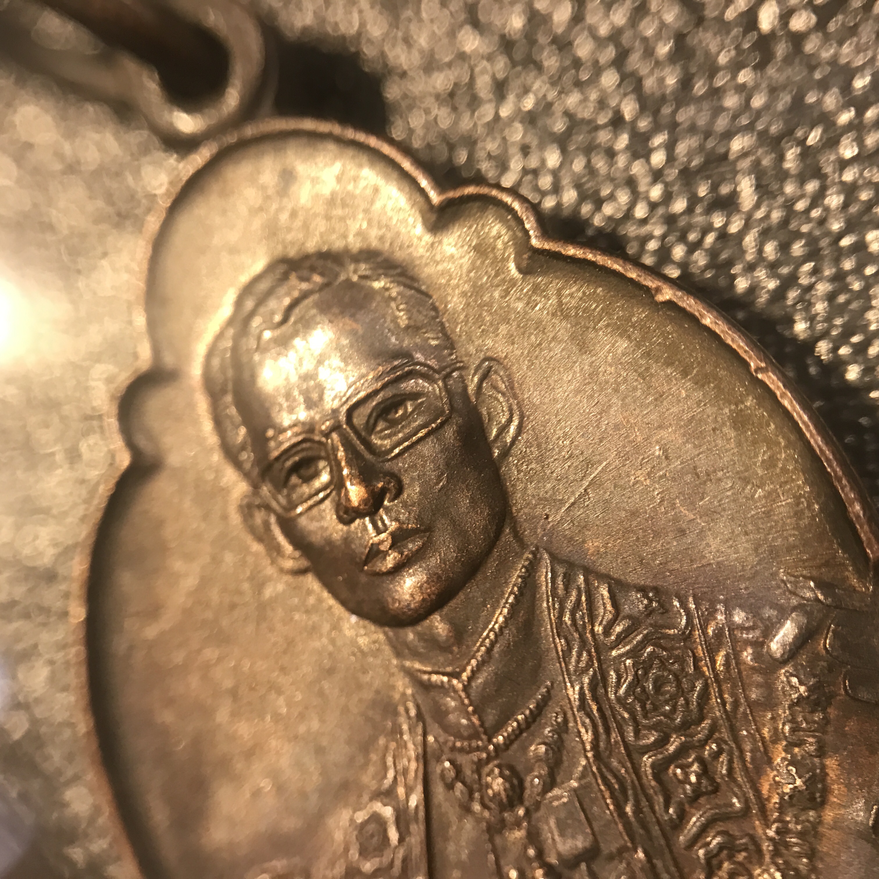 เหรียญ ร.9 ทรงเฉลิมพระชนมพรรษาครบ 4 รอบ ปี2518 (เนื้อทองแดงบล็อคนิยมวงเดือนบน)