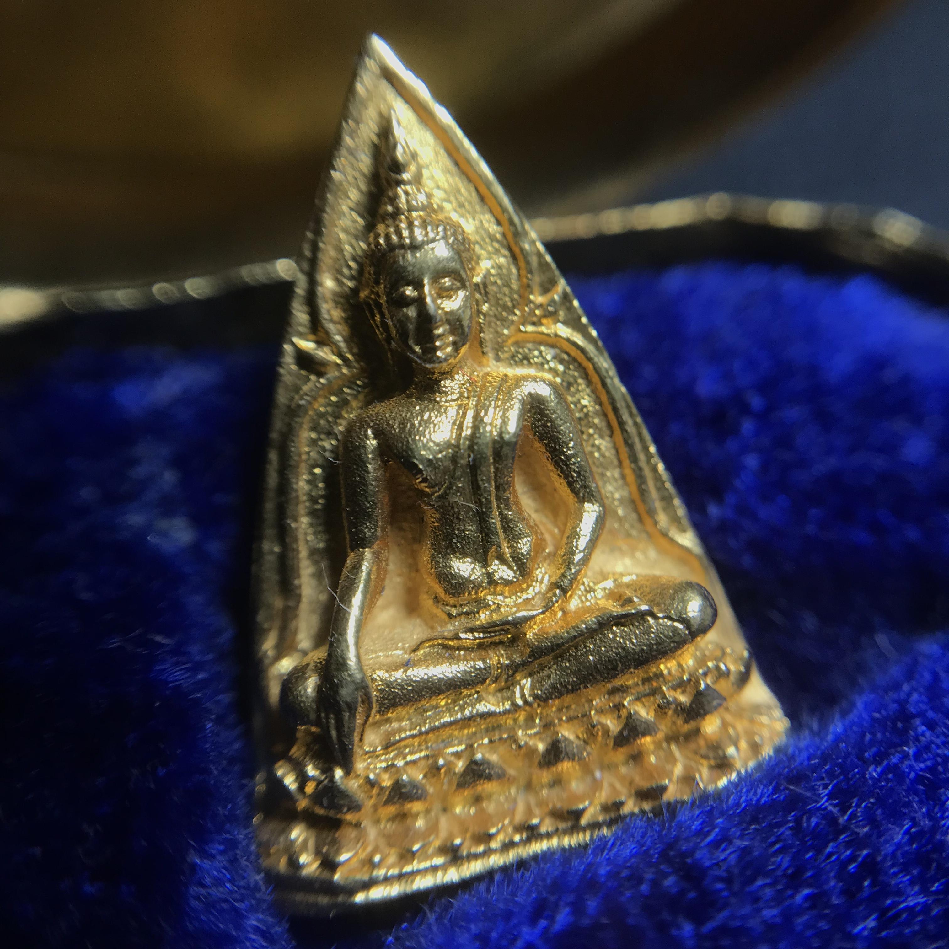 พระสมเด็จนางพญา ส.ก. ปี2535 เนื้อทองคำ พิมพ์เล็ก 5รอบพระราชินี หลวงปู่โต๊ะปลุกเสก(ในหลวงและพระราชินีเสด็จในพิธี) พร้อมกล่องบรรจุเดิม(นิยม)