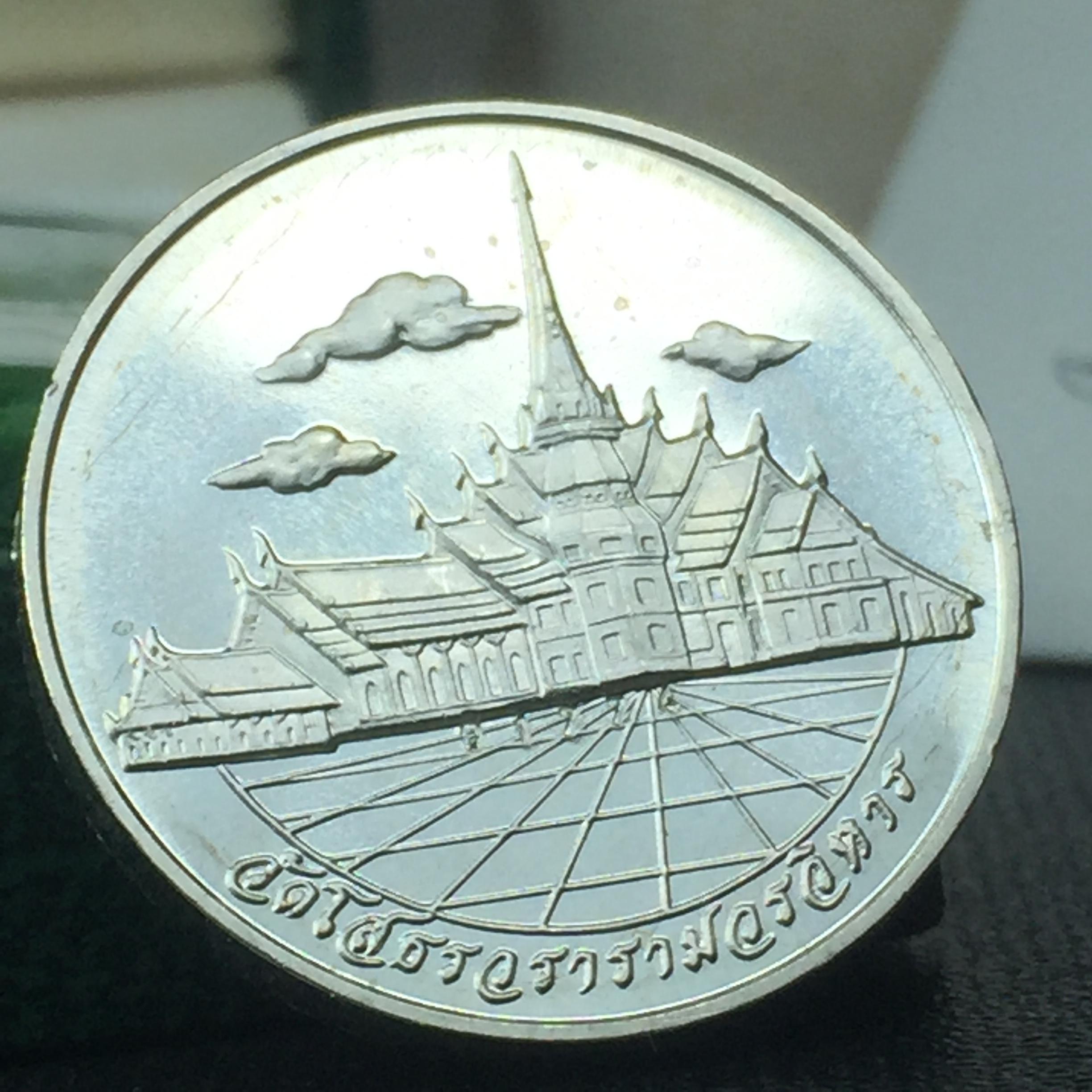 พระพุทธโสธร ภปร. รุ่นย้อนยุค สร้างพระอุโบสถ สมาคมชาวฉะเชิงเทรา จัดสร้าง ปี 2539 วโรกาสครองสิริราชสมบัติครบ 50 ปี เนื้อเงิน เหรียญปั้มด้านหน้า ภปร. ด้านหลัง พระอุโบสถ ขนาด 2.5 ซม.เนื้อเงิน(ผิวเดิม) พร้อมกล่องบรรจุและใบรับรองเดิมครบสมบูรณ์