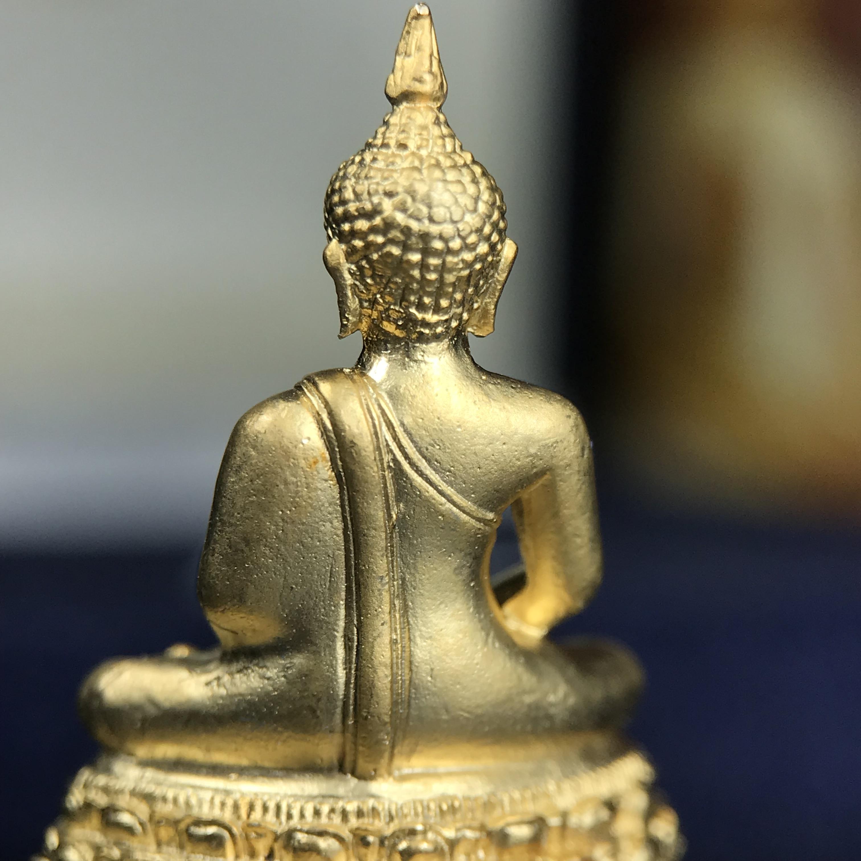 พระพุทธมหากรุณาประชานาถ ภปร. พระพุทธรูปประจำศาลปกครอง “รุ่นแรก” เนื้อโลหะผสมชุบทอง ตอกโค๊ต ศาลปกครอง ปี 2553 สุดยอดมหาพิธีพุทธาภิเษก ยิ่งใหญ่ นิมนต์พระอาจารย์สายกรรมฐานมาร่วมอธิฐานจิตมากมาย