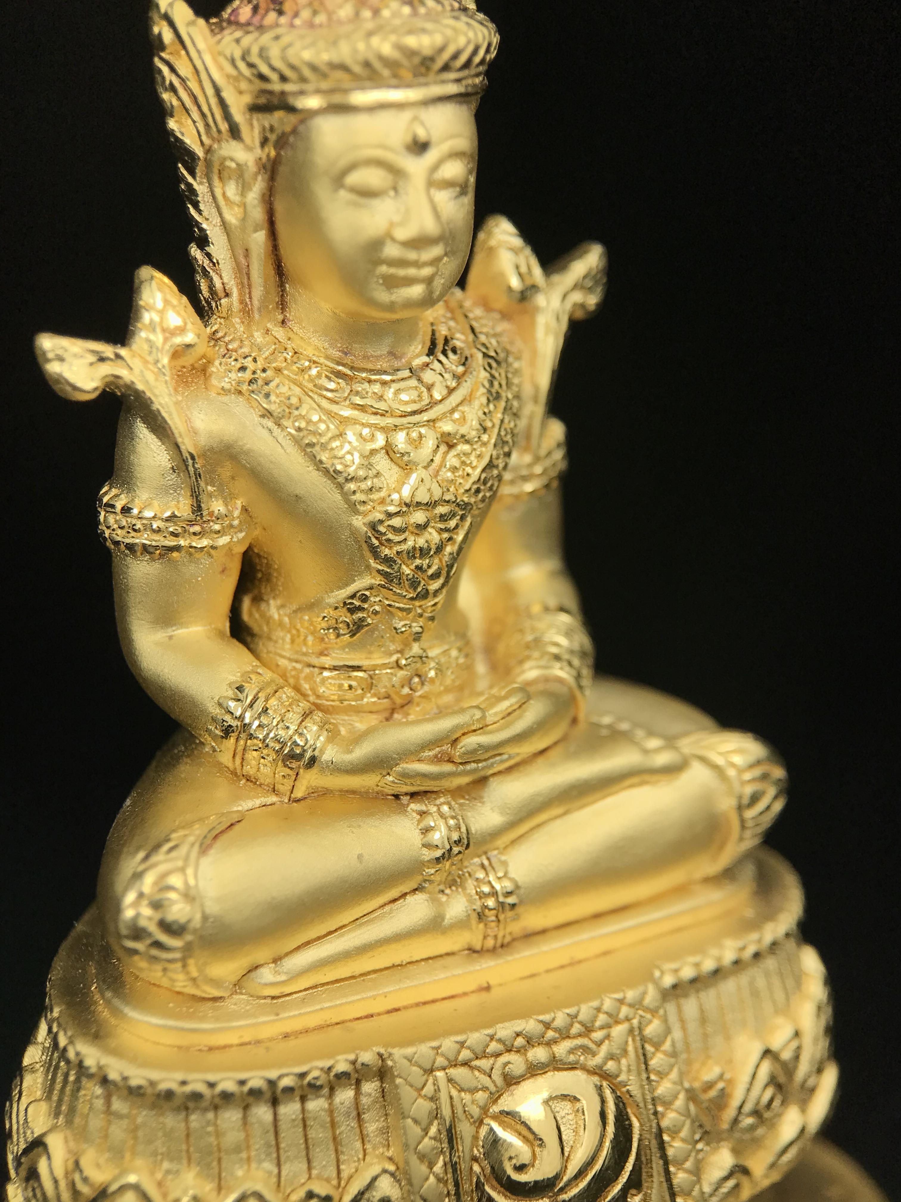 พระแก้วมรกต ภปร.(รุ่นแรก)ปี2545 รุ่นฉลองกรุงรัตนโกสินทร์ครบ 220 ปี หล่อลอยองค์ เนื้อทองคำบริสุทธิ์99.99% ขนาดบูชา 50*90 มม.(องค์หมายเลข ๗๘๙)(เลขมังกร 789 พลังแห่งความ มั่งคั่ง ร่ำรวย อำนาจ บารมี)สุดยอดมงคลแผ่นดินที่ควรเก็บรักษา บูชาเป็นมงคลชีวิต(หายากมาก)