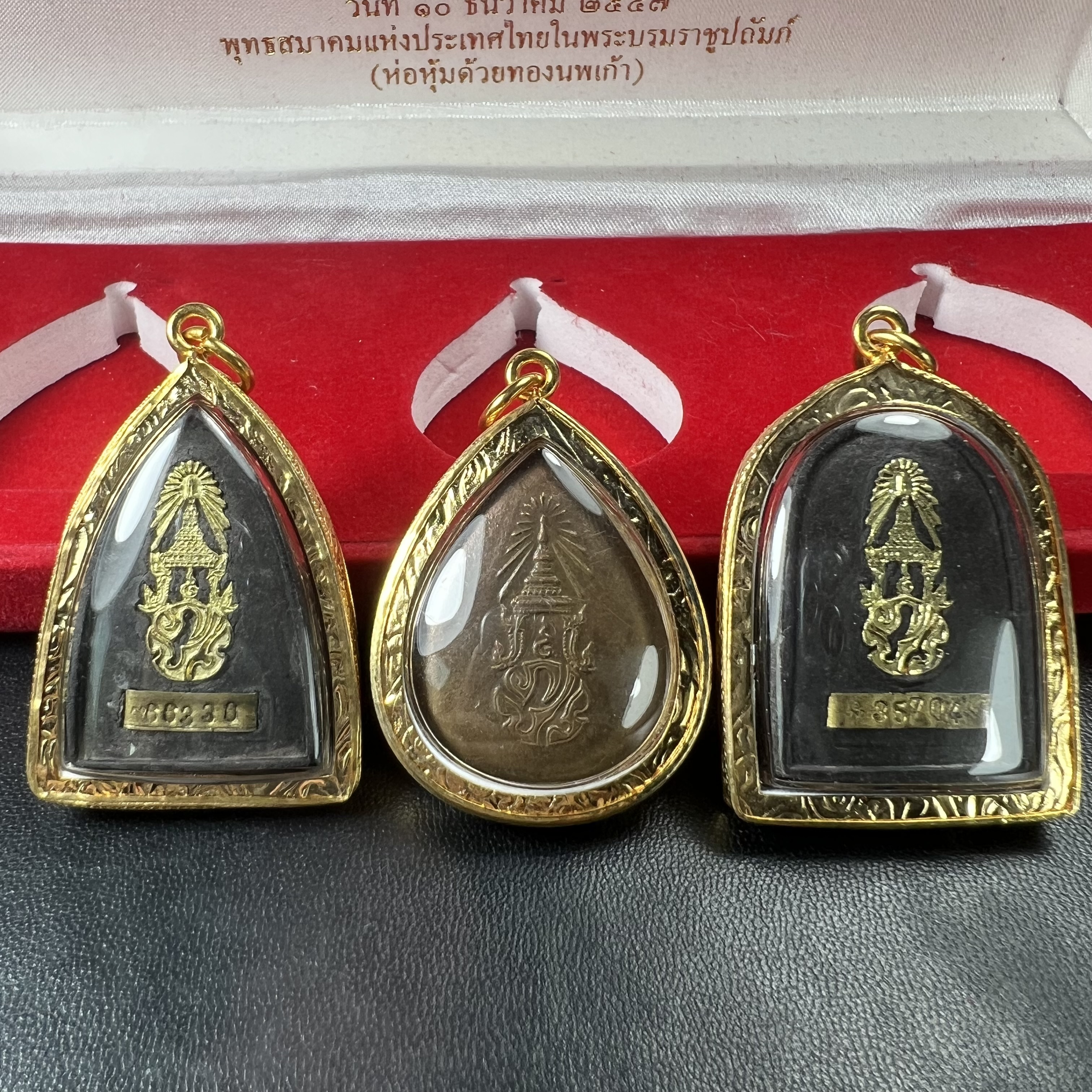 พระชุดของขวัญ 3 องค์ พระหลวงปู่ทวด ภปร. ทรงกลีบบัวและกลีบขนุนพร้อมเหรียญพระพุทธสิงหธรรมมงคล ปี 2547 (ชนวนเก่า)เนื้อว่านด้านหลังมี ภปร. เป็นโลหะผสมสูง 3.3ซม.พิธีใหญ่ มวลสารดี ปลุกเสกวัดพระแก้ว(งานเลี่ยมกรอบเดิมจากผู้จัดสร้างห่อหุ้มด้วยทองนพเกล้า)