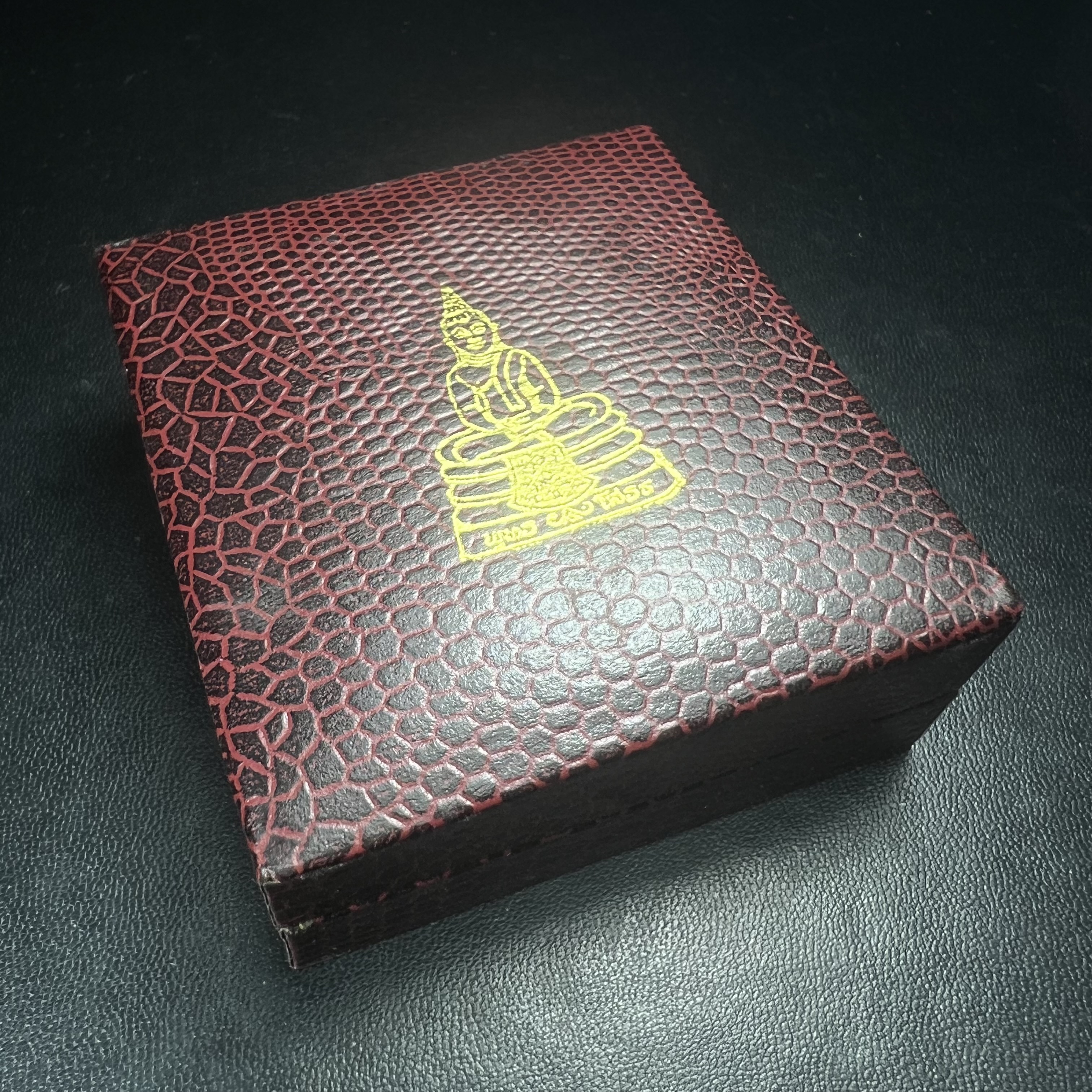 พระพุทธโสธร(หลวงพ่อโสธร) รุ่นสร้างอุโบสถ ปี2539 เนื้อเงินทรายนวลขัดเงาบางส่วน ลอยองค์พิมพ์ใหญ่ สภาพสวยกล่องบรรจุเดิมครบสมบูรณ์(งานแพรนด้า จิวเวลรี่)สวยงดงาม(เนื้อเงินผิวเดิมรุ้งสวยสวย องค์หมายเลขสวย ๒๒๒๒๕)