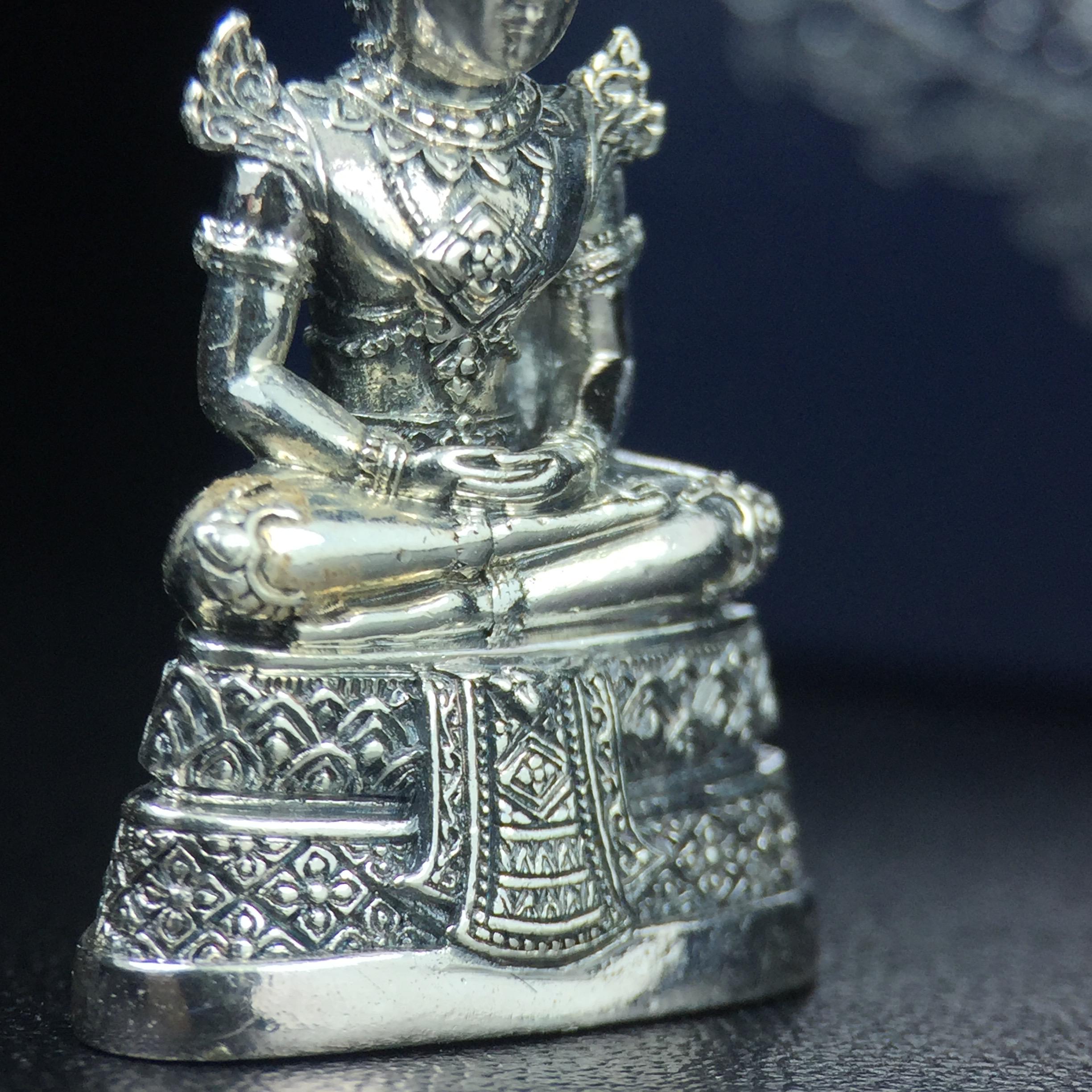 พระแก้วมรกต กรมสรรพสามิตจัดสร้างขึ้นเนื่องในโอกาสครบรอบ 64 ปีของกรมสรรพสามิต และเนื่องในวโรกาสที่พระบาทสมเด็จพระเจ้าอยู่หัวทรงครองราชย์ครบ 50 ปีในปีกาญจนาภิเษก เมื่อ พ.ศ.2539 เนื้อเงินรมดำขัดเงาพร้อมกล่องบรรจุเดิม