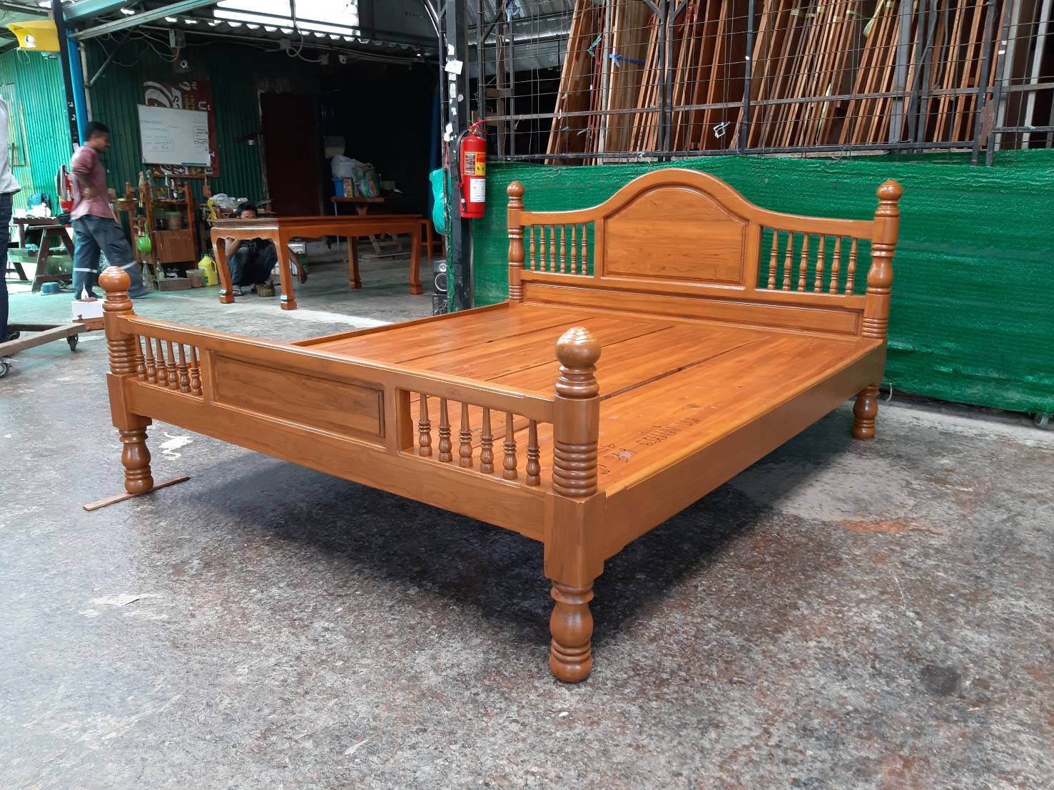 เตียงไม้สักแท้ 6 ฟุต รุ่นคลาสสิค