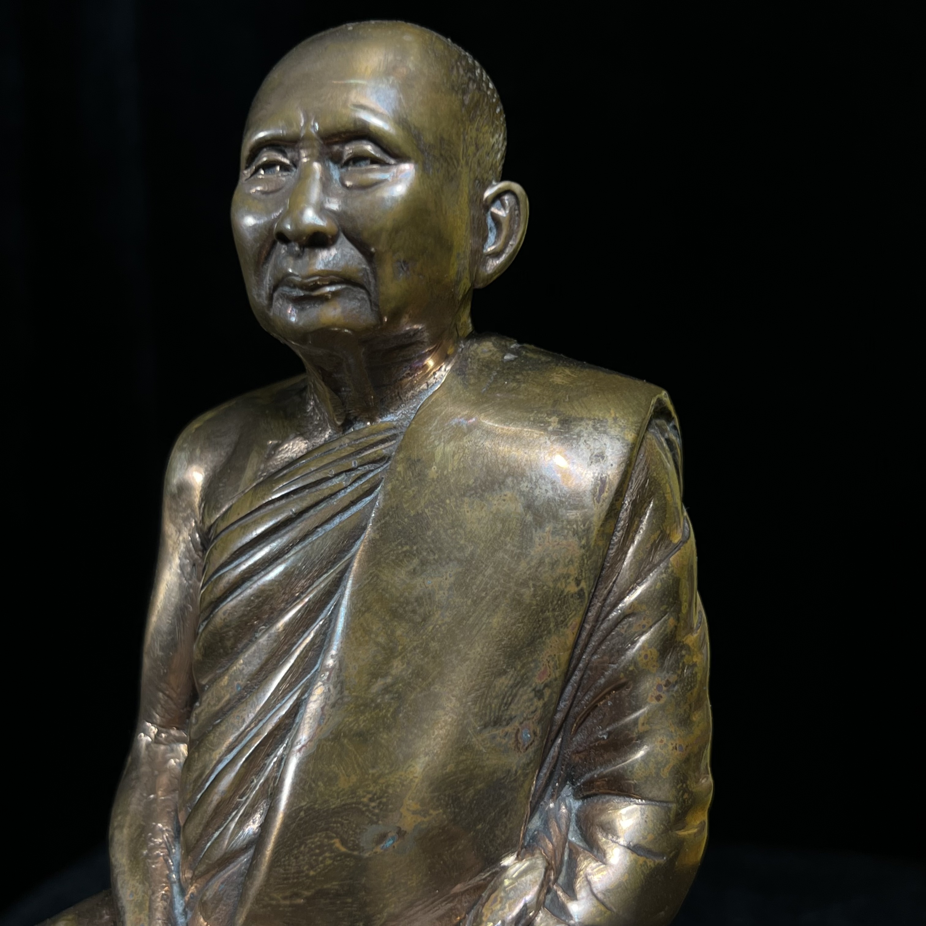 พระรูปเหมือนบูชารุ่นแรก สมเด็จพระญาณสังวร สมเด็จพระสังฆราช สกลมหาสังฆปริณายก วัดบวรนิเวศวิหาร รุ่น คชวัตร ปี2546 ที่ระลึกงานฉลองพระชนมายุ 90 พรรษา ขนาดบูชาหน้าตัก 4 นิ้ว เนื้อสัตตโลหะ (พระดี พิธีใหญ่ พุทธศิลป์สวย)เสด็จทรงประกอบพิธีเททองด้วยพระองค์เอง