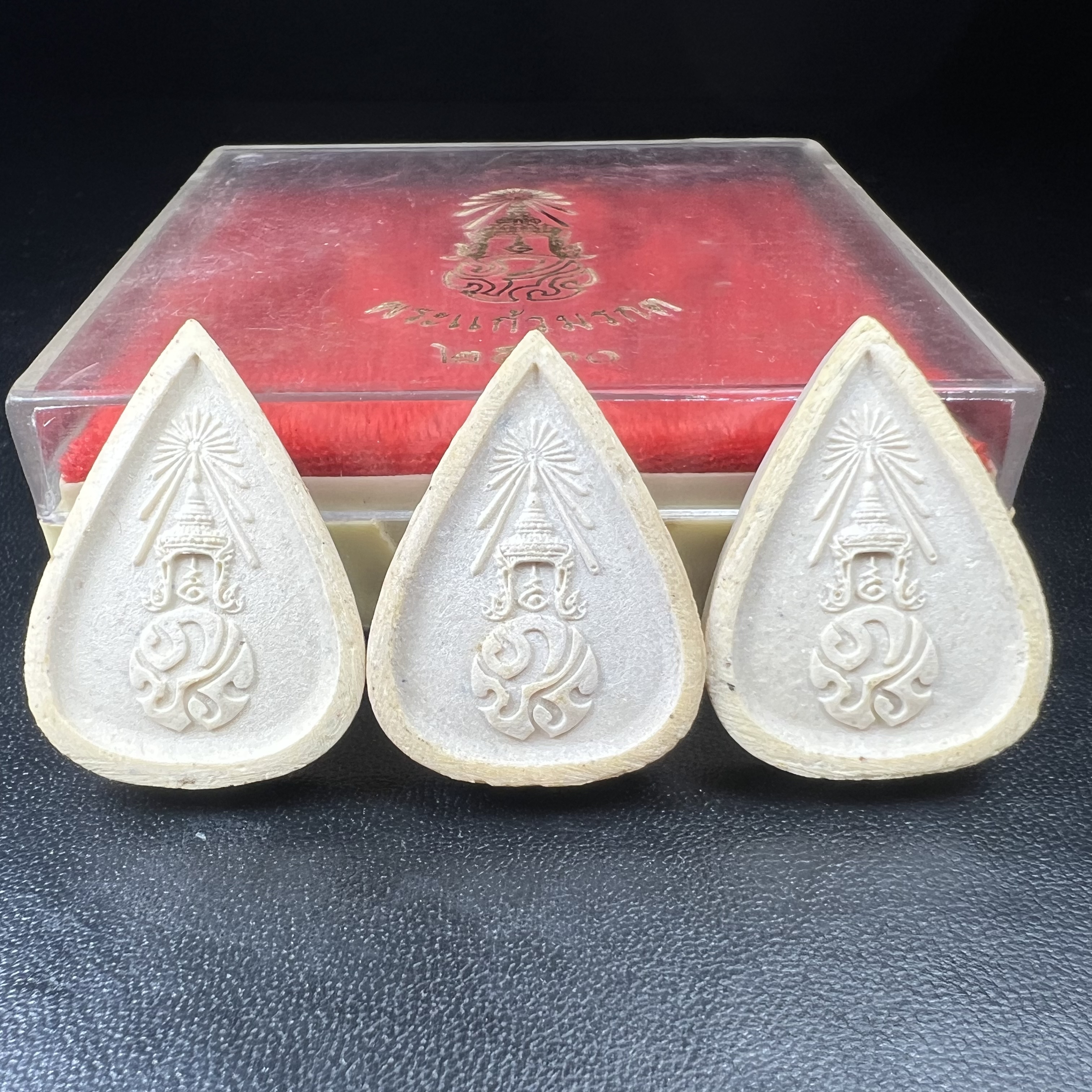 พระแก้วมรกต หลัง ภปร. เนื้อผง ปี2530 พระดี พิธีใหญ่ ประกอบพิธีพุทธาภิเษกพร้อมกับพิธีพระกริ่งปวเรศ ปี2530 วัดบวรนิเวศและวัดพระแก้ว(ครบชุดสามฤดูกล่องเดิมครบ)หายาก