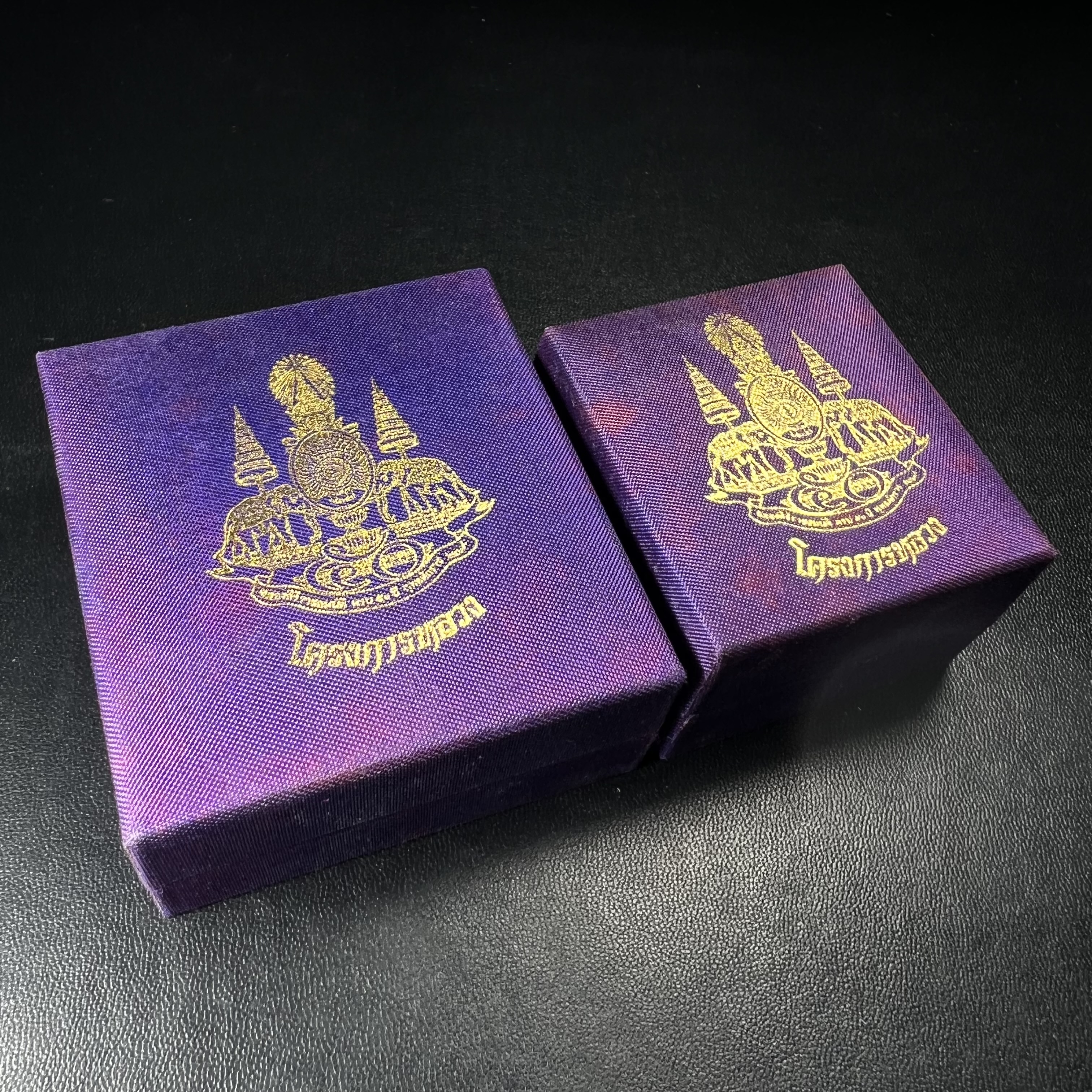 พระพุทธนวราชบพิตร พระพิมพ์จิตรลดา โครงการหลวง ปี2539 (พิมพ์ใหญ่+พิมพ์เล็ก) เนื้อเงินผิวเดิมขึ้นสีรุ่ง สวย แบบนิยมพร้อมกล่องบรรจุเดิม พิธีใหญ่ ปลุกเสกวัดพระแก้ว(1ชุด 2 องค์)