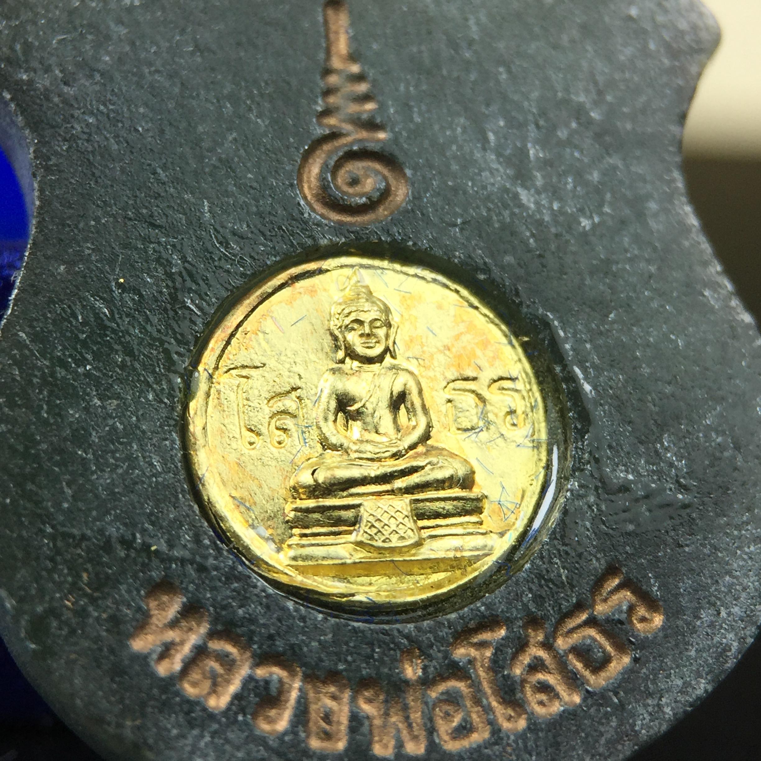 พระพุทธโสธร เนื้อหยก(รุ่นแรก)รุ่นประวัติศาสตร์ พุทธาภิเษก วันที่ 3 กันยายน พ.ศ.2543 ณ พระอุโบสถวัดโสธรวรารามวรวิหาร อ.เมือง จ.ฉะเชิงเทรา พิมพ์รูปอาร์มด้านหลังพระมีโค๊ตแผ่นทองคำแท้กำกับทุกองค์พร้อมกล่องบรรจุและบัตรรับรองเดิมครบชุด (1 ใน 3999 องค์)นิยมหายาก