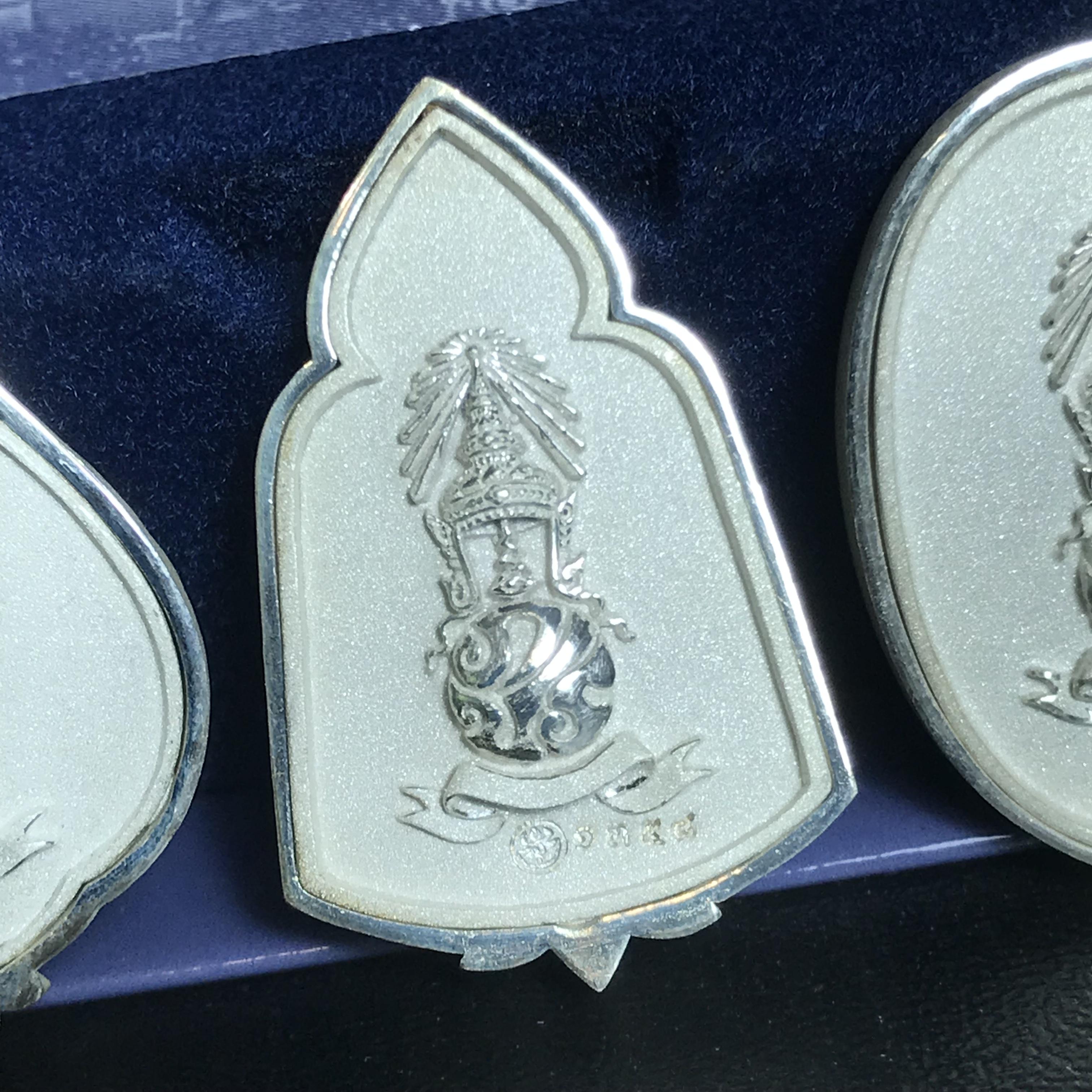 พระแก้วมรกต ภปร. ปี2547 จัดสร้างโดย รพ.ภูมิพลฯ เนื้อเงิน เหรียญทรงดอกบัว+เหรียญทรงซุ้ม+เหรียญทรงกลมรี(ครบ3พิมพ์ชุดเหรียญเนื้อเงิน)(1ใน3000องค์)