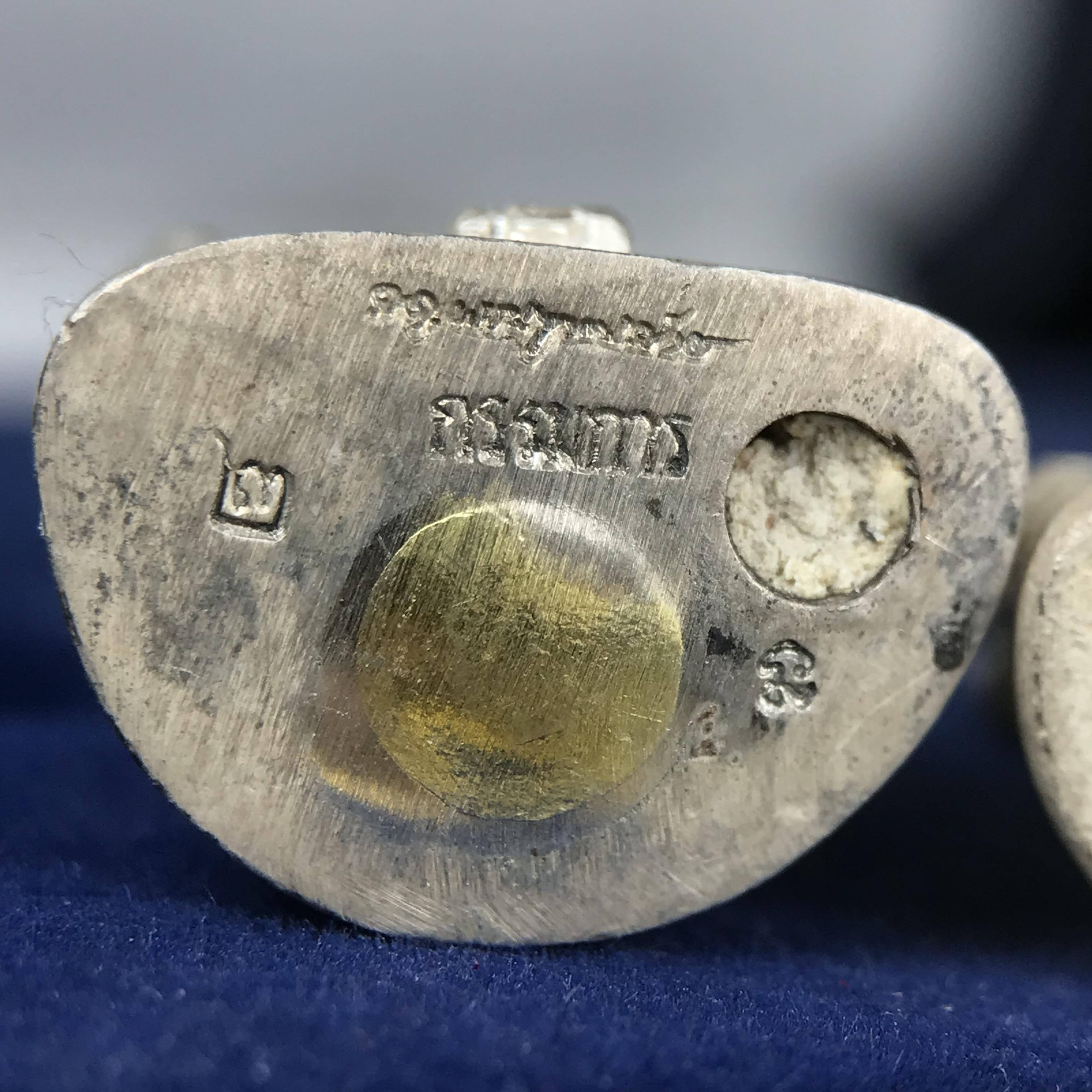 พระกริ่ง-พระชัยวัฒน์ ไพรีพินาศ ญสส.รุ่น นวฤทธิ์โภคทรัพย์ ปี 2544 อุดผงพุทธคุณ บรรจุมวลสารจิตรลดา และเส้นพระเกศาของสมเด็จพระญาณสังวร พระสังฆราชฯ พร้อมกล่องบรรจุเดิม เนื้อเงิน ก้นทองคำ(พิมพ์กรรมการ)ชุดหมายเลข ๒(1ใน 89 ชุด) หายากพบเจอน้อยมาก