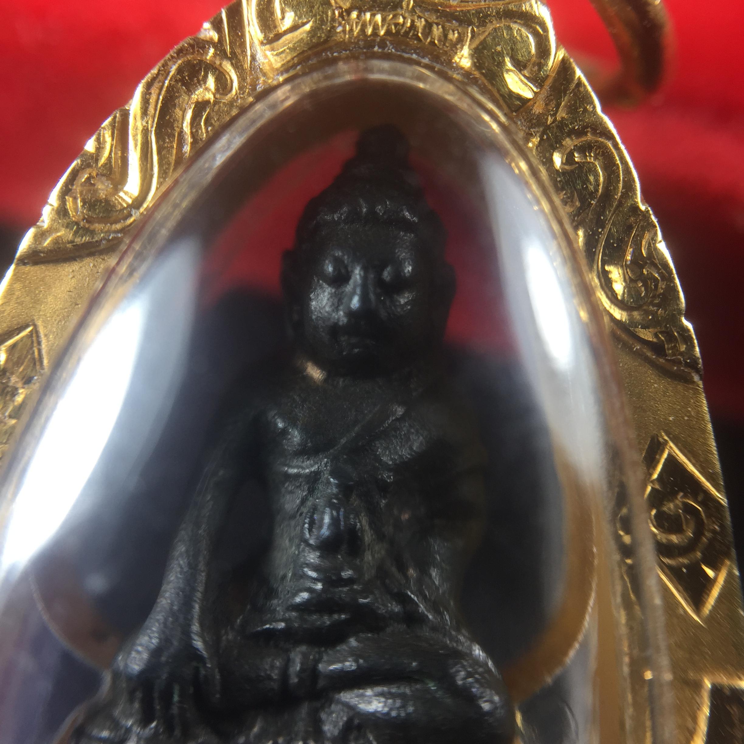 พระกริ่ง-พระชัยวัฒน์ ปวเรศ ปี2530 วัดบวรนิเวศราชวรวิหาร(องค์พระชัยวัฒน์เลี่ยมกรอบทองคำแท้)(ในหลวง ร.9 เสด็จเททอง)(บรรจุเส้นเกศาในหลวงรัชกาลที่9)พร้อมสูจิบัตรเดิมตอนจัดสร้าง(สภาพสวยครบสมบูรณ์) (องค์หน้าใหญ่)(องค์ทองทบ)แบบพิมพ์นิยมหายาก