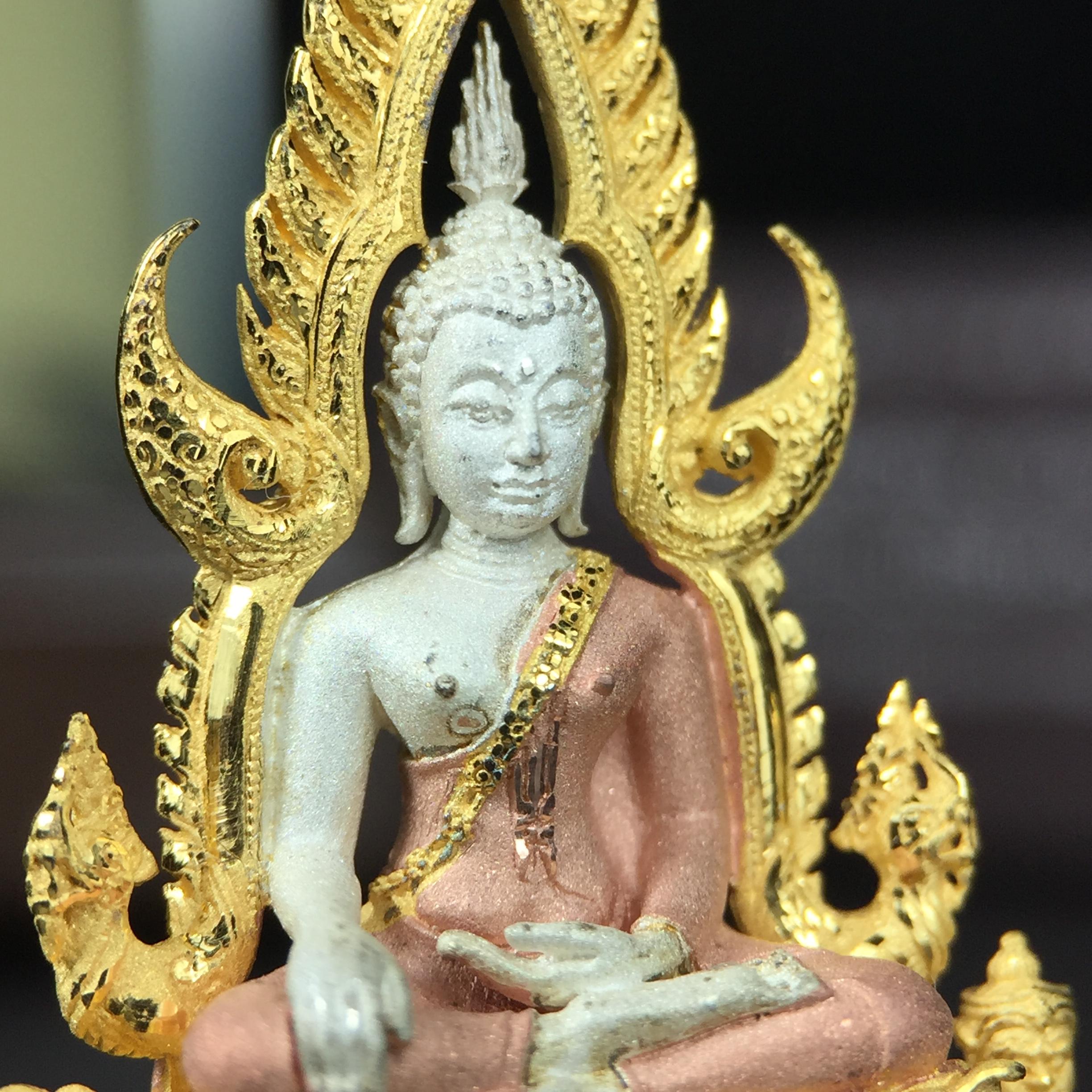 พระพุทธชินราช ภปร. โครงการ "เพราะแผ่นดินนี้ คือ แผ่นดินเกิด" ปี2548(รุ่นแรก) ลอยองค์ หน้าตัก 1/2 นิ้ว เนื้อเงินสามกษัตริย์ พุทธศิลป์งดงามทรงคุณค่า รุ่นยอดนิยม