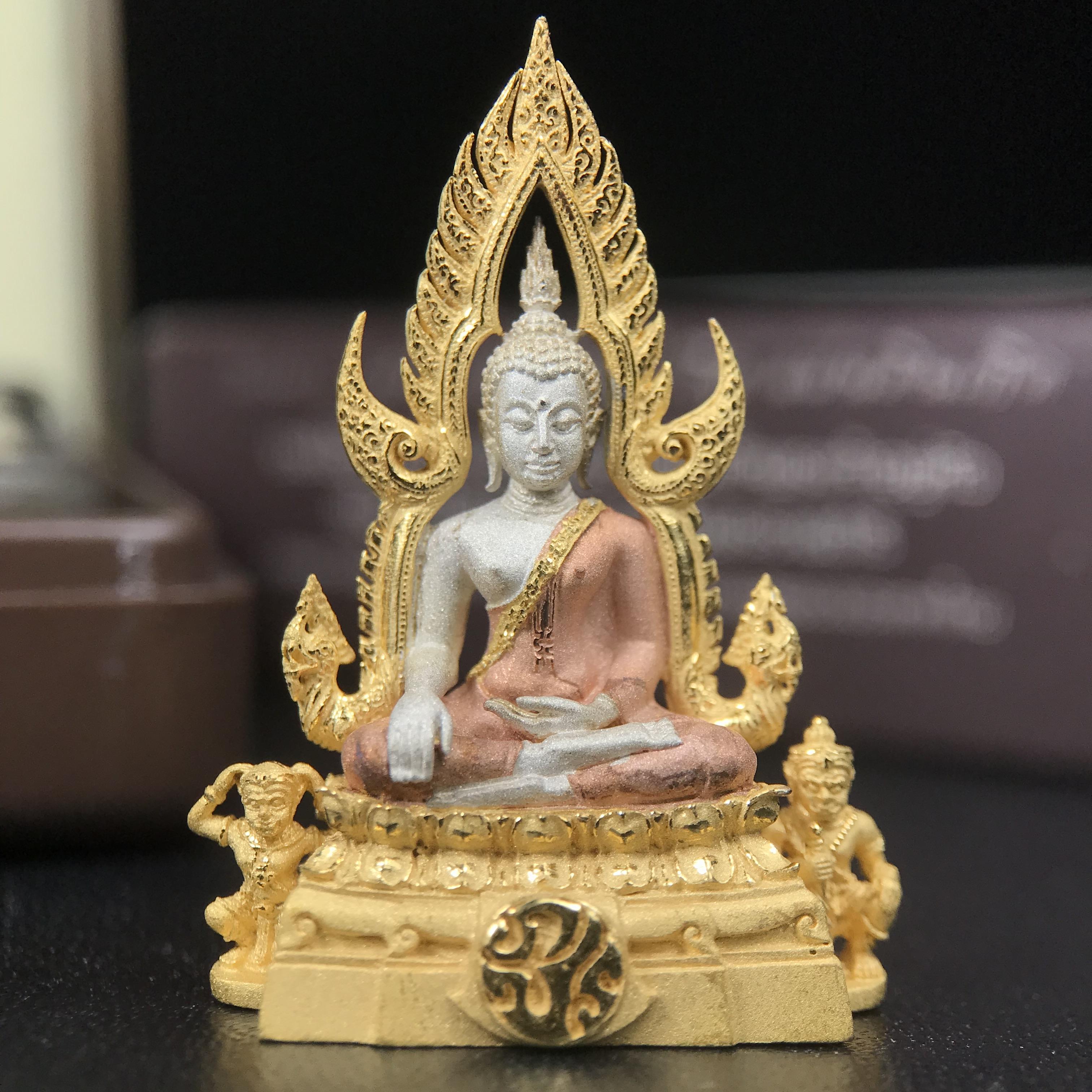 พระพุทธชินราช ภปร. โครงการ "เพราะแผ่นดินนี้ คือ แผ่นดินเกิด" ปี 2548(รุ่นแรก) ลอยองค์เนื้อเงินสามกษัตริย์ หน้าตัก 1/2 นิ้ว (ขนาด 3.5 x 2.5 ซม.) พุทธศิลป์งดงามทรงคุณค่า รุ่นยอดนิยม(องค์หมายเลข ๘๘๔๘)