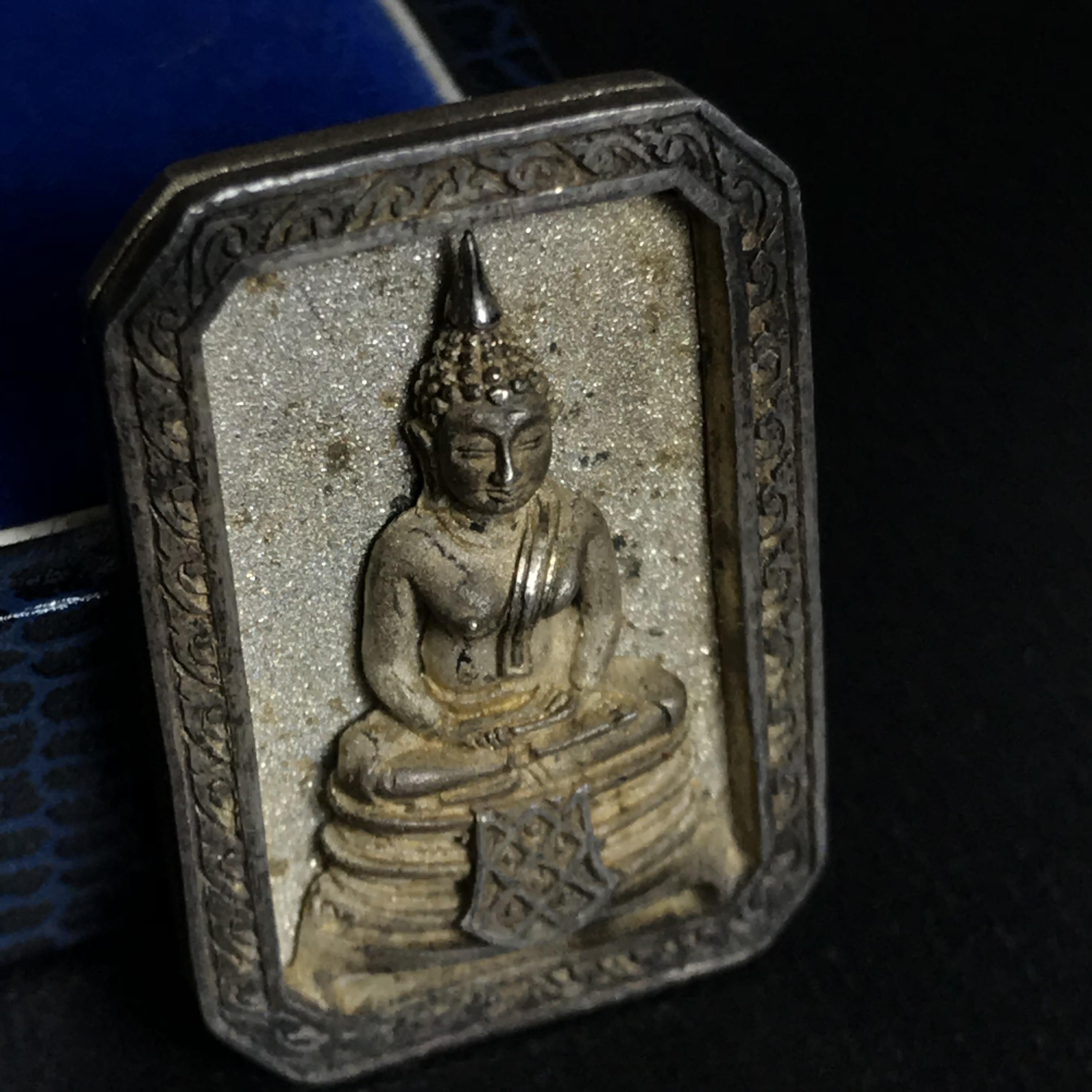 พระพุทธโสธร(หลวงพ่อโสธร) รุ่นสร้างอุโบสถ ปี2539 เนื้อเงิน พิมพ์แปดเหลี่ยม(หายาก) สภาพสวยผิวเดิมกล่องบรรจุการ์ดใบรับรองเดิมครบสมบูรณ์