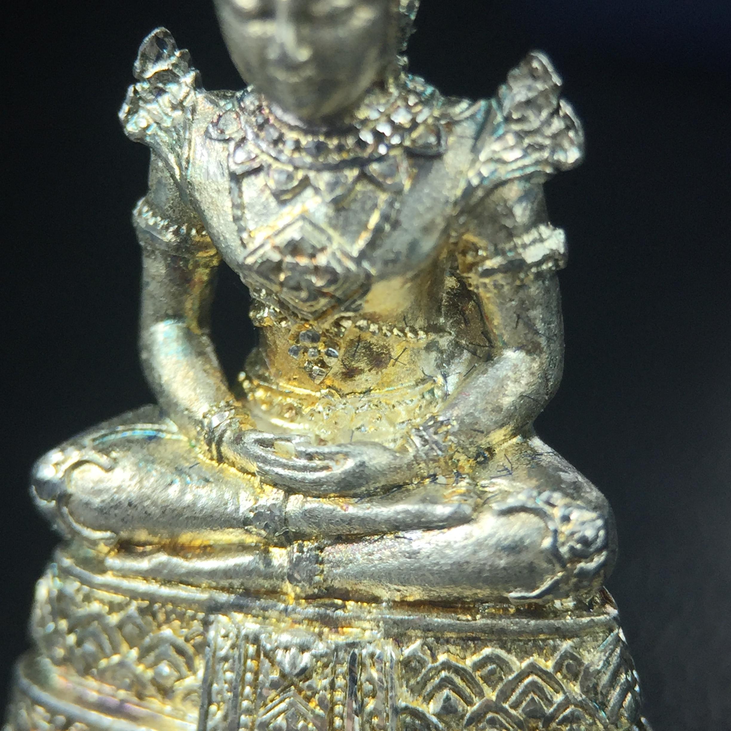 พระแก้วมรกต กรมสรรพสามิตจัดสร้างขึ้นเนื่องในโอกาสครบรอบ 64 ปีของกรมสรรพสามิต และเนื่องในวโรกาสที่พระบาทสมเด็จพระเจ้าอยู่หัวทรงครองราชย์ครบ50ปีเมื่อ พ.ศ.2539 เนื้อเงินทรายนวลขัดเงา(ผิวเดิมๆขึ้นสีรุ้งธรรมชาติสวย(สเน่ห์พระเนื้อเงินสีสันที่ธรรมชาติสรรค์สร้าง)