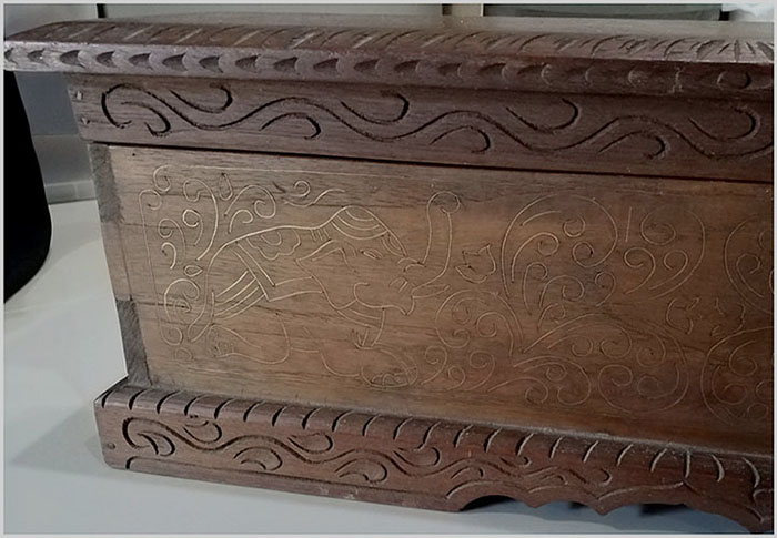 หีบหรือกล่องไม้สักงานเก่า ตอกลายเส้นทองเหลือง-BPT1709-