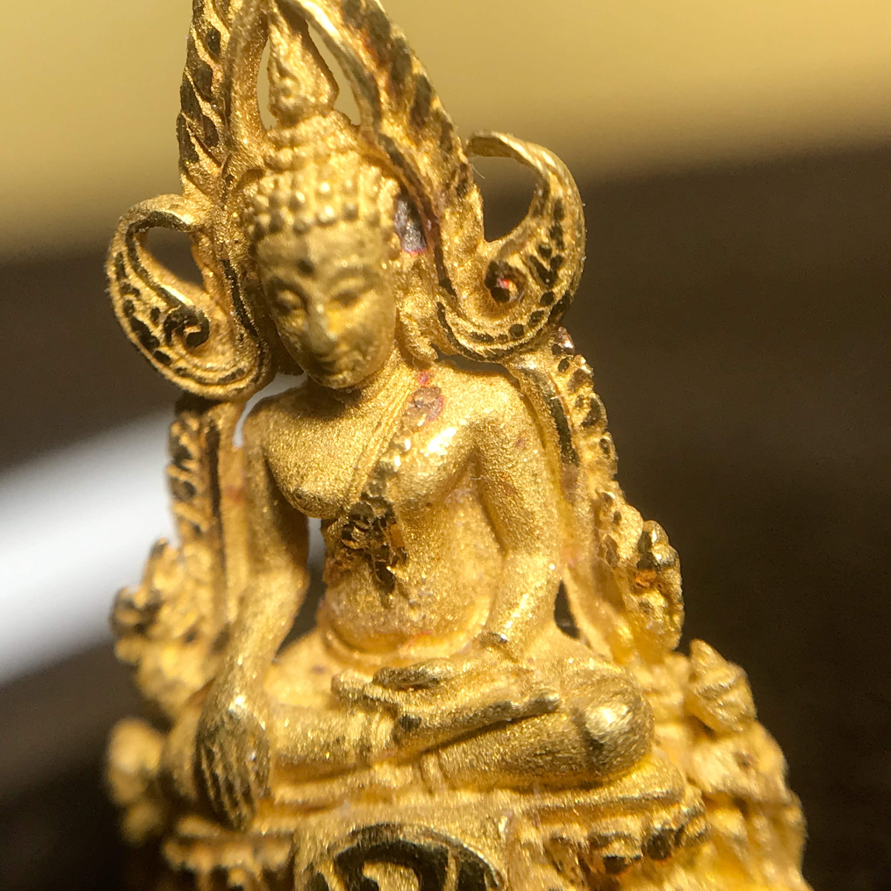 พระพุทธชินราช ภปร. โครงการ "เพราะแผ่นดินนี้ คือ แผ่นดินเกิด" ปี2548(รุ่นแรก) ลอยองค์ หน้าตัก 1/4 นิ้ว เนื้อทองคำบริสุทธิ์ 96.5% (น้ำหนัก 2.5 กรัม)