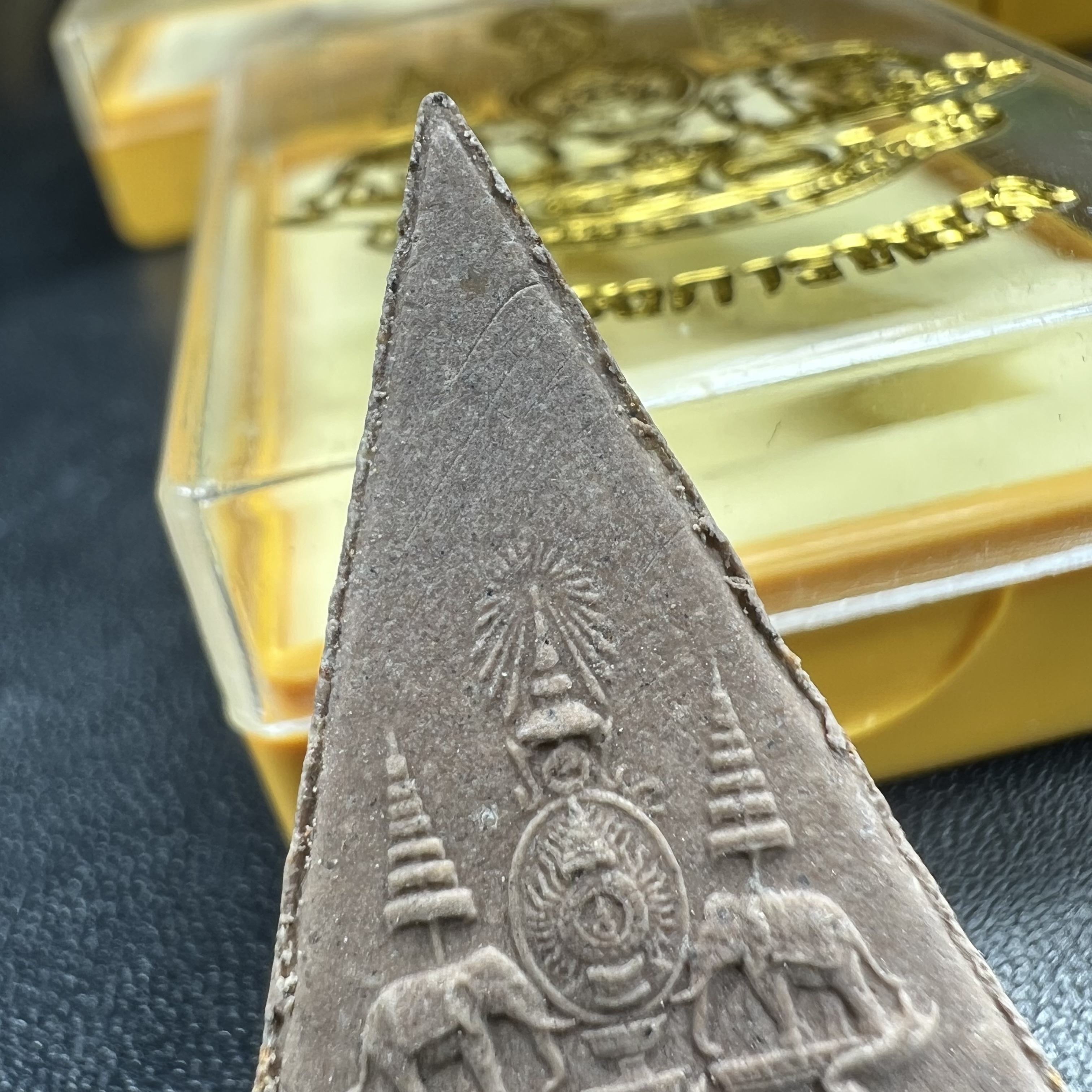 พระพุทธนวราชบพิตร พระพิมพ์จิตรลดา เนื้อผง โครงการหลวง ปี 2539 จัดสร้างในปีมหามงคลกาญจนาภิเษกในหลวงรัชกาลที่ 9 ครองศิริราชย์ครบ 50 ปี คัดสวย พร้อมกล่องบรรจุเดิม พิธีใหญ่ ปลุกเสกวัดพระแก้ว(พิธีดี มวลสารมงคล)