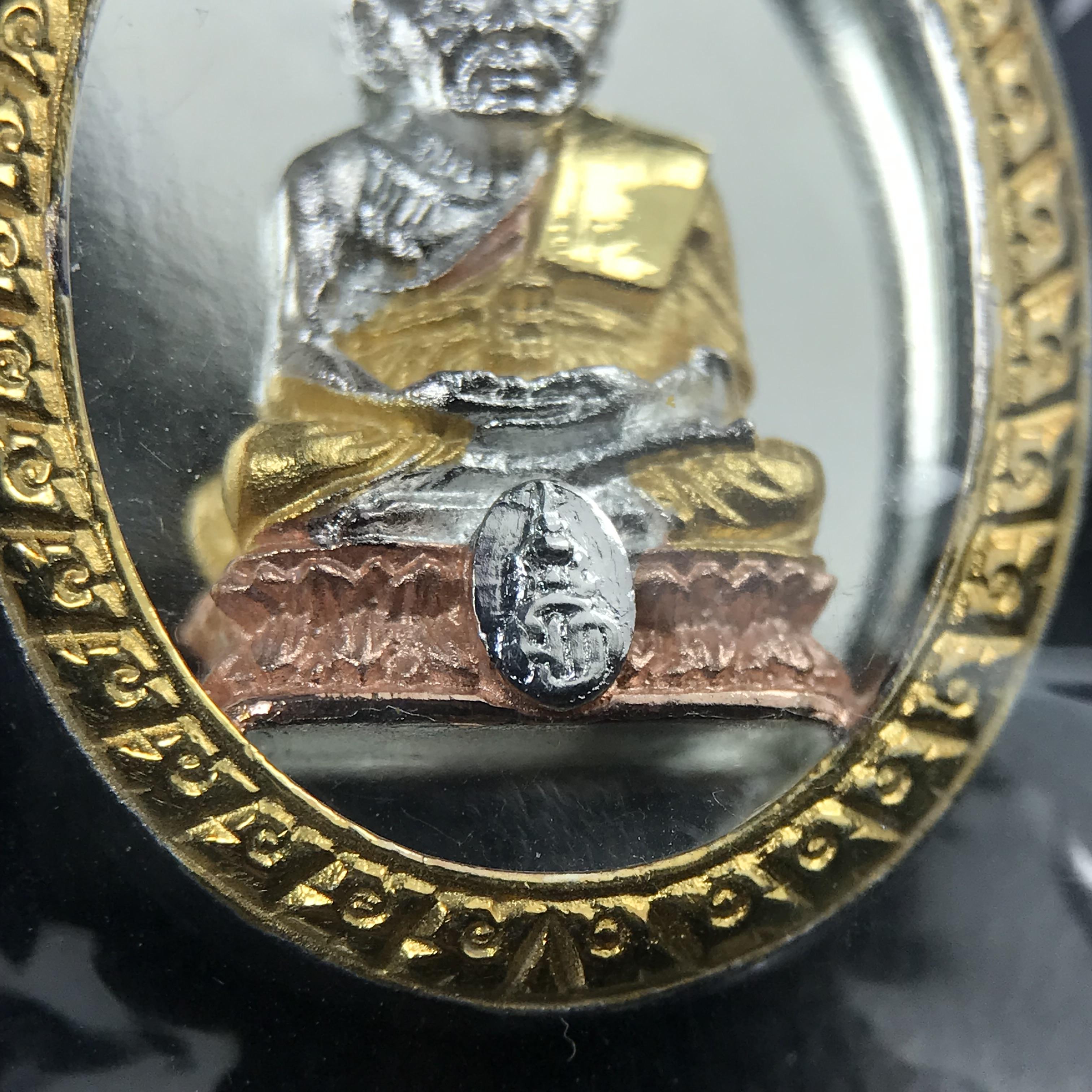 สมเด็จหลวงปู่ทวด วัดช้างให้ รุ่น เฉลิมพระเกียรติ ตราสัญลักษณ์ มวก. พิมพ์รูปไข่เนื้อเงิน-สามกษัตริย์ ปี 2544 พิธีพุทธาภิเษกใหญ่ ณ อุโบสถวัดช้างให้และอุโบสถวัดพระศรีรัตนศาสดาราม ( วัดพระแก้ว )โดยนิมนต์เกจิชื่อดังสายใต้ทั้งหมดจำนวน 108 รูป(องค์หมายเลข 3906)