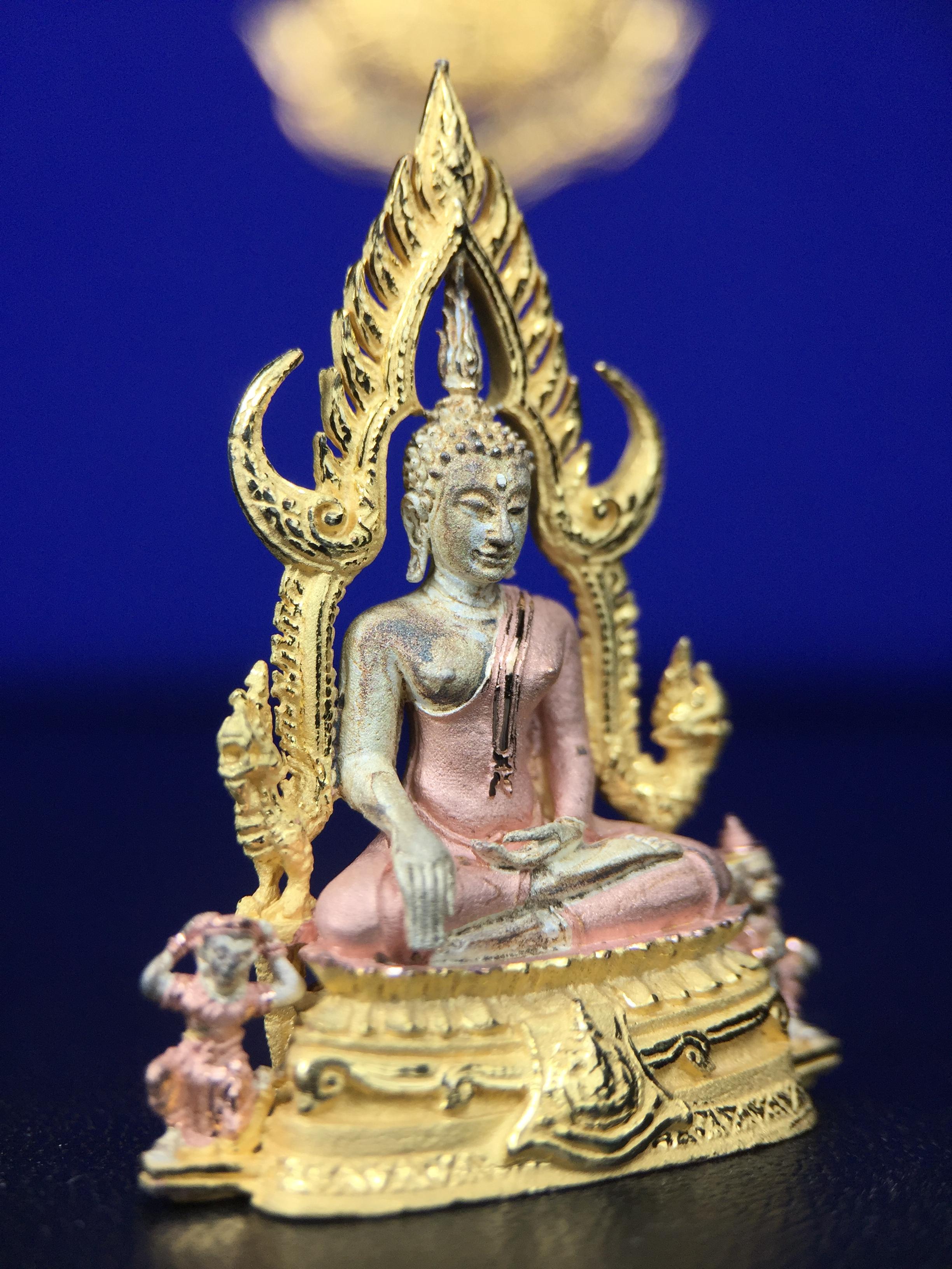 พระพุทธชินราช ภปร. ในวโรกาสพระราชพิธีมหามงคล เฉลิมพระชนมายุ6รอบ 5ธันวาคม2542 มูลนิธิพิทักษ์ดวงตาประชาชน จัดสร้าง เนื้อเงินบริสุทธิ์ 99.9% แบบสามกษัตริย์ขัดเงาบางส่วน พิมพ์ใหญ่ ขนาดสูง 3.4 ซม. พร้อมกล่องบรรจุเดิม