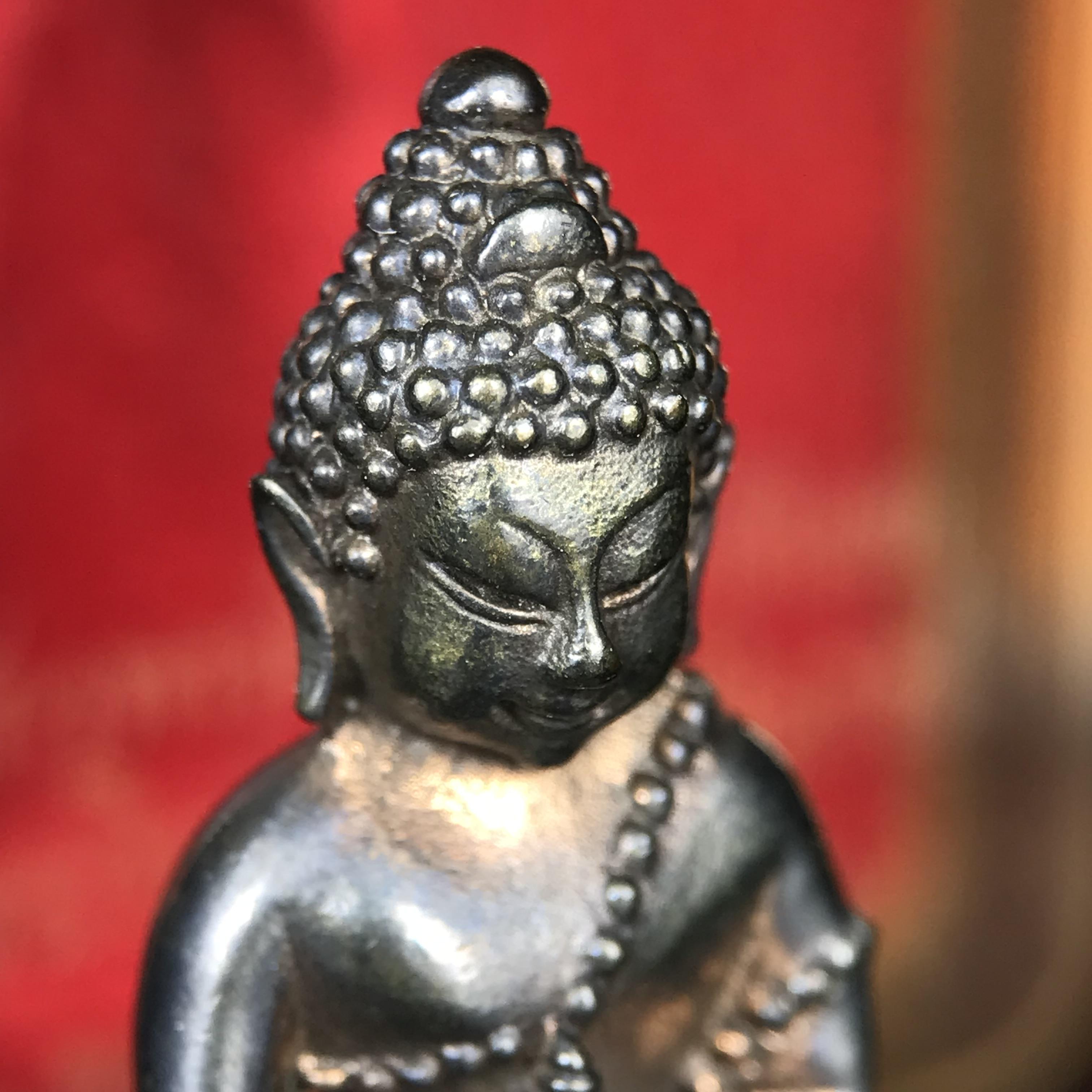 พระกริ่งนเรศวรพระองค์ดำ + พระชัยวัฒน์พระองค์ดำ อนุสรณ์ 100 ปี พิษณุโลกพิทยาคม (โรงเรียนชาย) พิธีจักรพรรดิมหาพุทธาภิเษก ปี 2542 เนื้อนวโลหะ(เต็มสูตรแก่ทองคำ) พิธีใหญ่มวลสารดีเกจิอาจารย์ยอดนิยมร่วมปลุกเสก*** ตอกโค้ดและหมายเลข*** 1 ใน 4999 องค์ ยอดนิยมหายาก