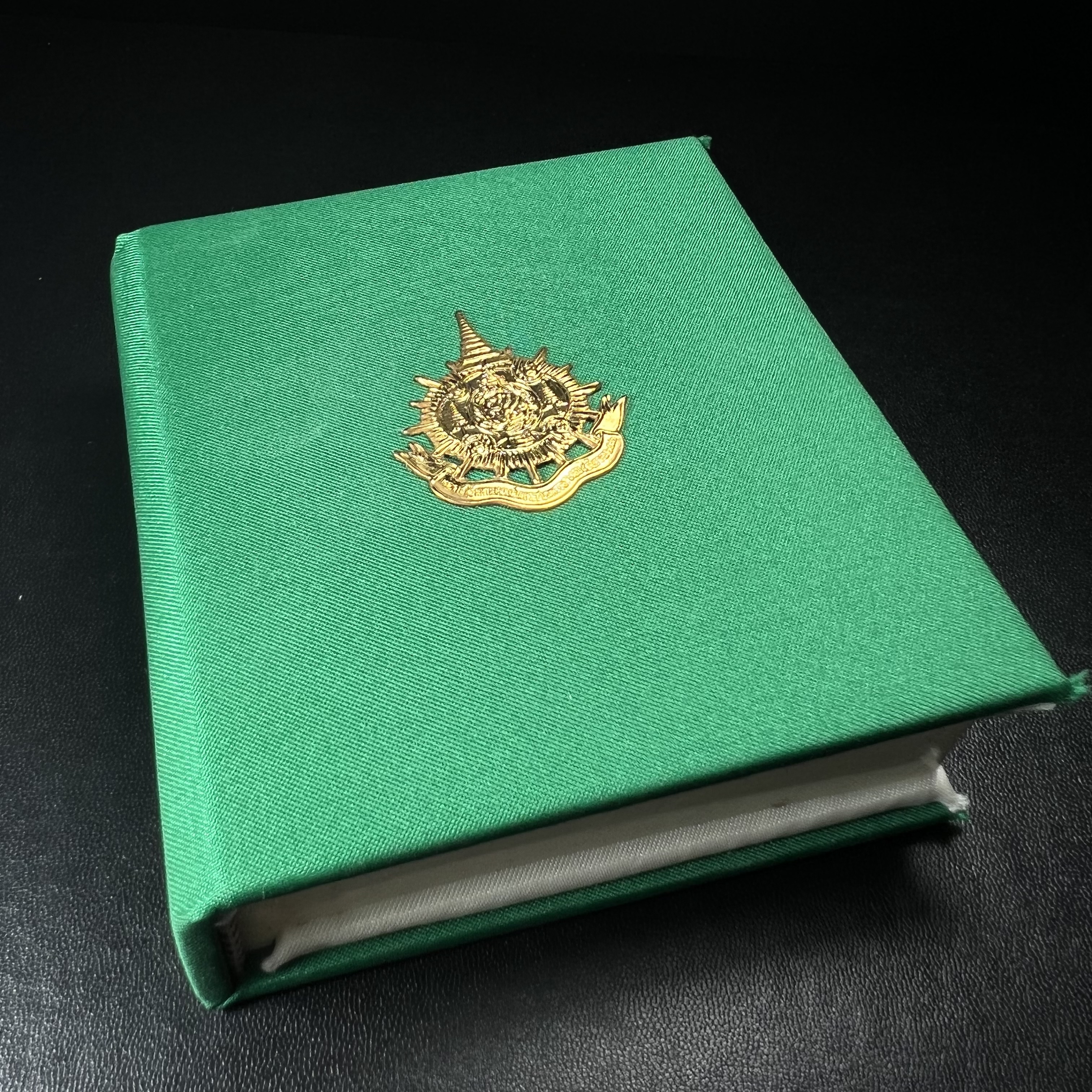 พระพุทธชินราช ภปร. ในวโรกาสพระราชพิธีมหามงคล เฉลิมพระชนมายุ6รอบ 5ธันวาคม2542 มูลนิธิพิทักษ์ดวงตาประชาชน จัดสร้าง เนื้อเงินบริสุทธิ์ 99.9% แบบชุบทองประกายเพชร 3 ไมครอน พิมพ์กลาง ขนาดสูง 2.4 ซม. พร้อมกล่องบรรจุเดิม