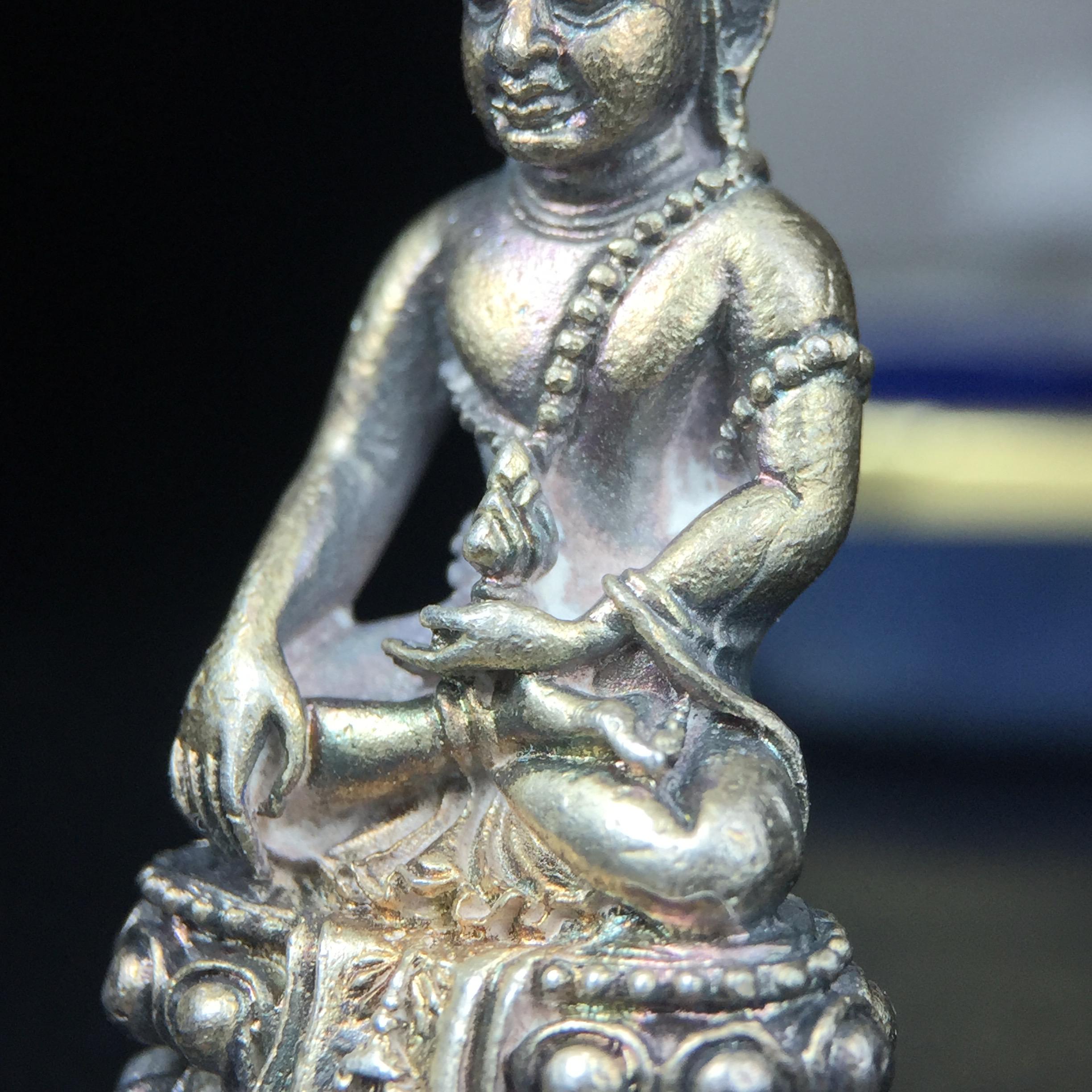 พระกริ่งศิรากาศ ภปร.(พระกริ่งคุ้มเกล้า)วัตถุมงคล"คุ้มเกล้าฯ" มูลนิธิ “คุ้มเกล้า” ในพระบรมราชูปถัมภ์ จัดสร้าง โรงพยาบาลภูมิพล เนื้อเงิน(พิมพ์หน้าไทย)(สภาพผิวเดิมขึ้นน้ำทองรุ้งๆทั่วองค์สวยมาก มาพร้อมกล่องบรรจุเดิมแบบนี้หายาก)(รัชกาลที่9เสด็จเททอง)