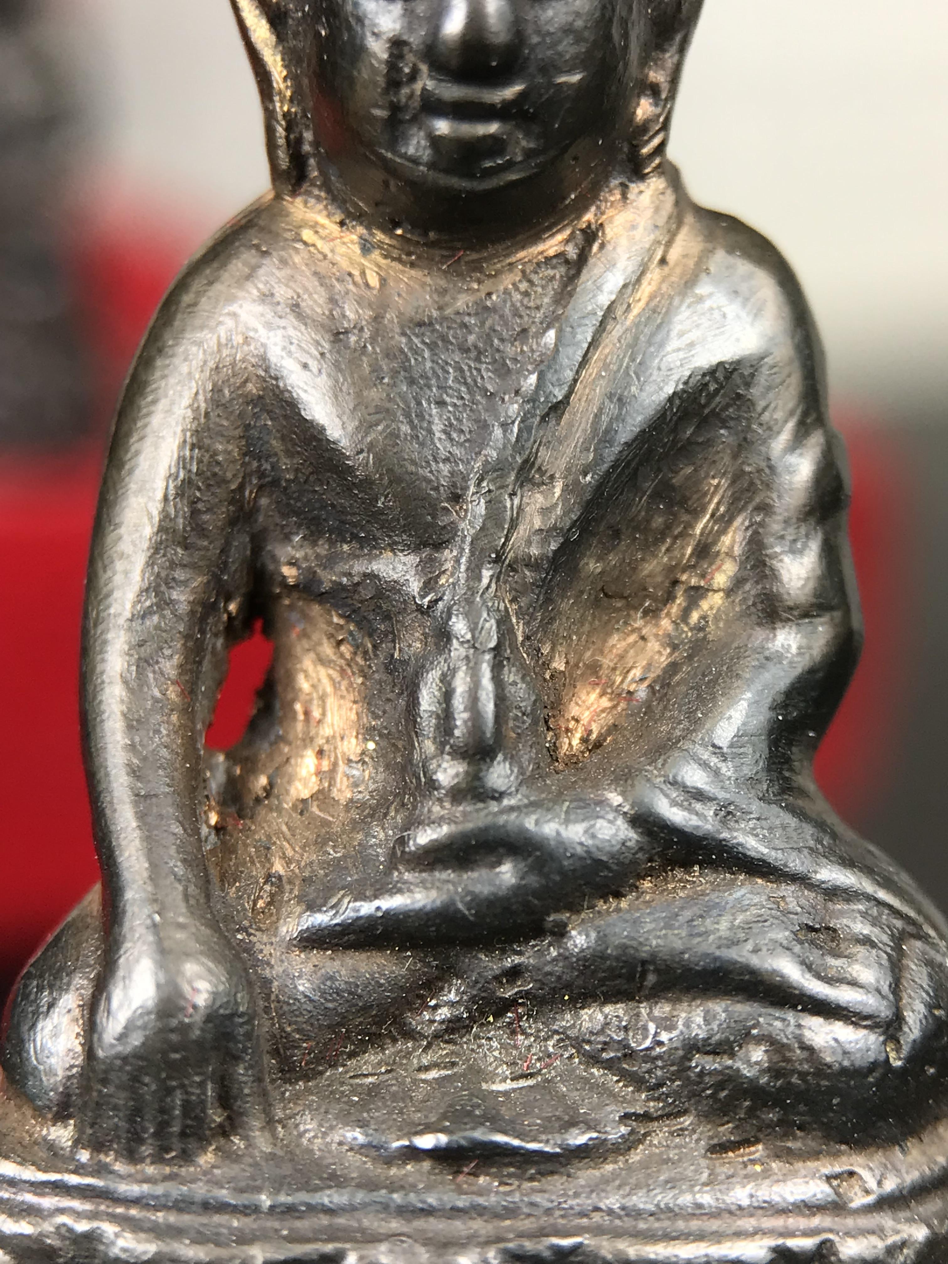 พระกริ่ง-พระชัยวัฒน์ ปวเรศ วัดบวรนิเวศวิหาร ปี 2530 พระบาทสมเด็จพระเจ้าอยู่หัวรัชกาลที่ 9 เจริญพระชนมพรรษา 5 รอบนักษัตริย์(ในหลวง ร.9 เสด็จเททอง)(บรรจุผงจิตรลดาเส้นเกศาในหลวงรัชกาลที่9)พร้อมสูจิบัตรเดิมตอนจัดสร้าง(สภาพสวยครบสมบูรณ์))พิธีใหญ่ รุ่นยอดนิยม