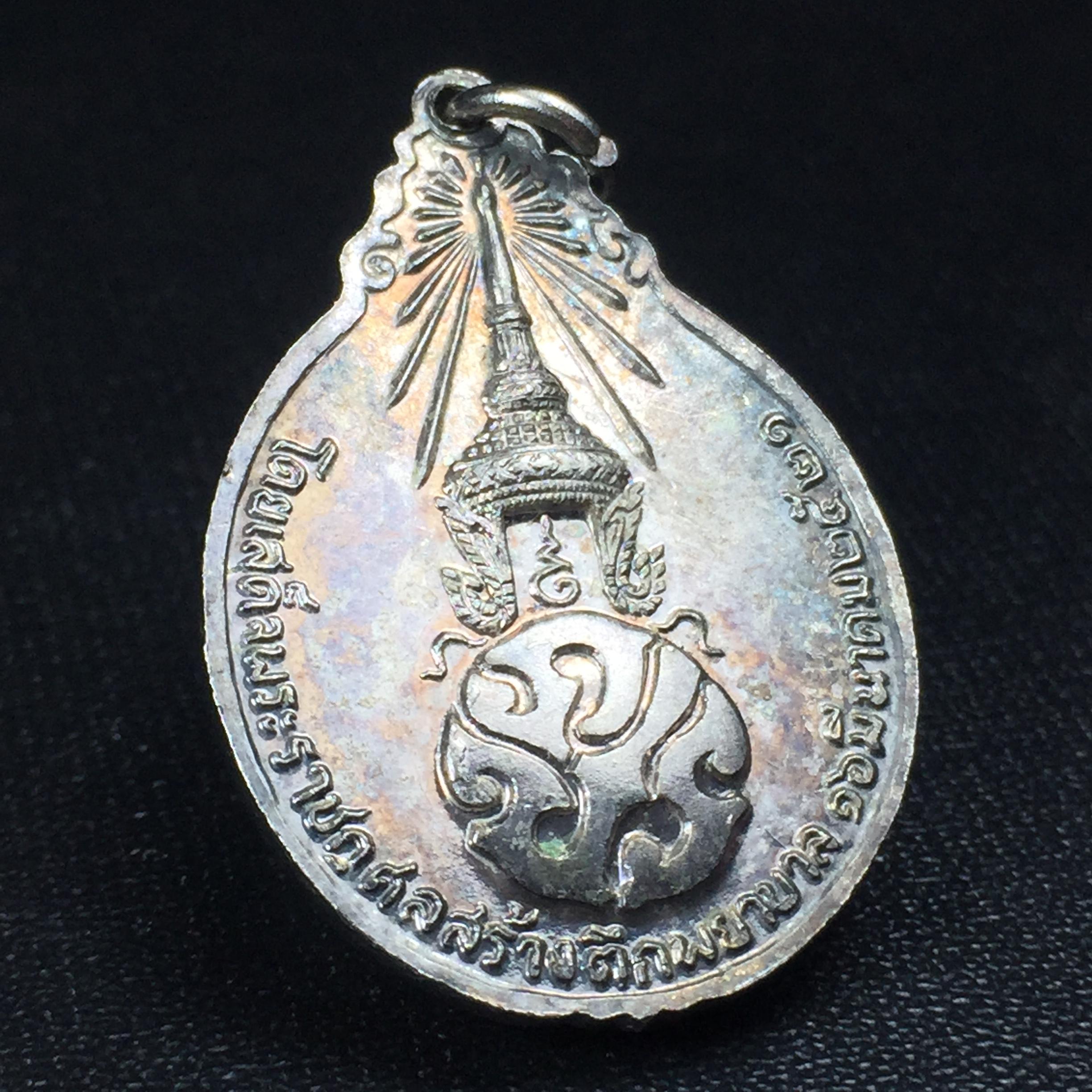 หลวงปู่แหวน วัดดอยแม่ปั๋ง รุ่นสร้างตึกโรงพยาบาล ปี 2521 หลัง ภปร.(ใหญ่) เนื้อกะไหล่เงิน(คัดสวยสภาพผิวเดิมสวยครบสมบูรณ์)