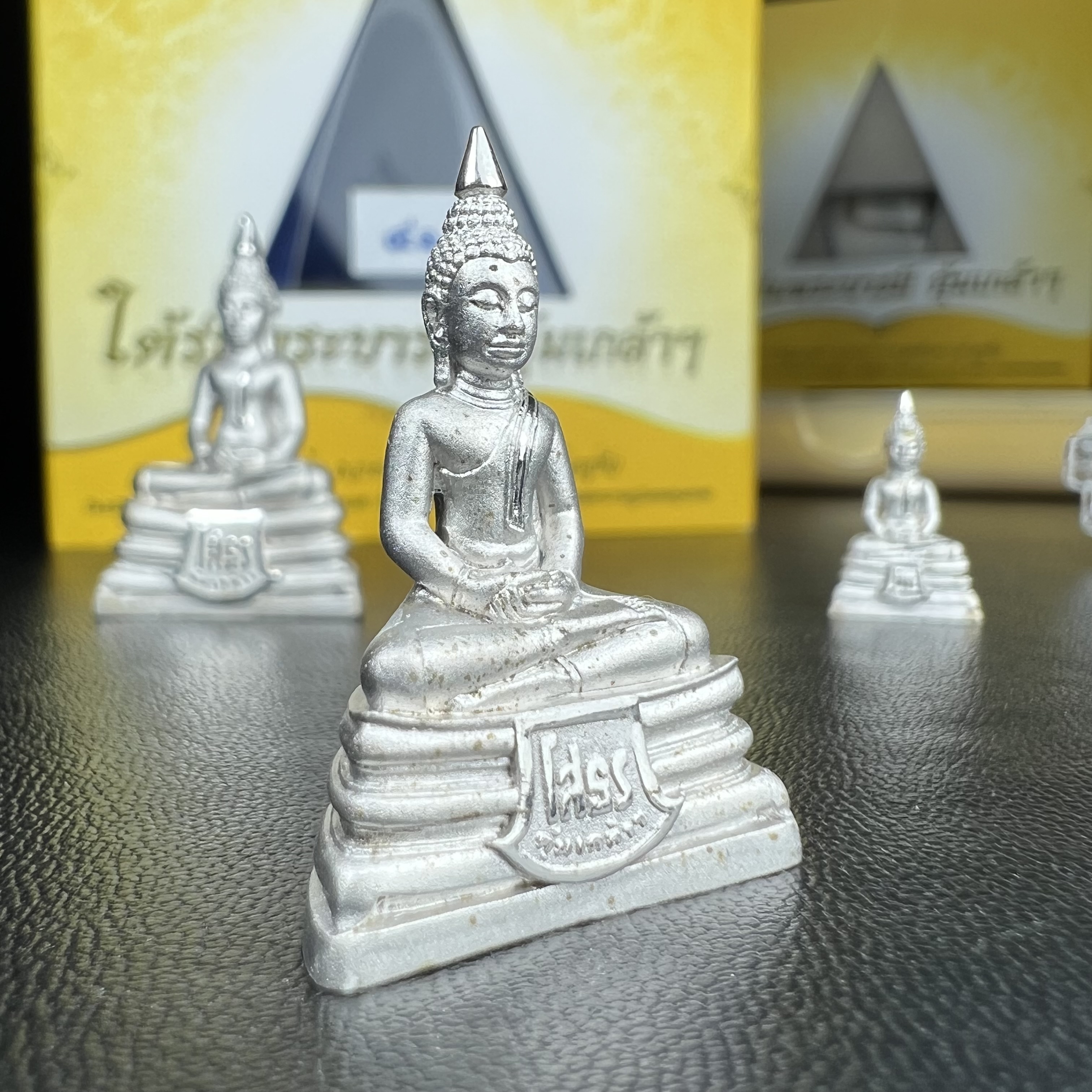 พระพุทธโสธร คุ้มเกล้าฯ ภปร.(ใต้ร่มพระบารมี คุ้มเกล้า) 60ปี รพ.ภูมิพลฯ พ.ศ.2552 เนื้อเงิน ชุบทองคำขาว(ลอยองค์พิมพ์ ใหญ่+กลาง+เล็ก)(1ชุด 3 พิมพ์ ครบทุกแบบที่จัดสร้าง)1 ใน 5000 ชุด ครบชุดหายาก