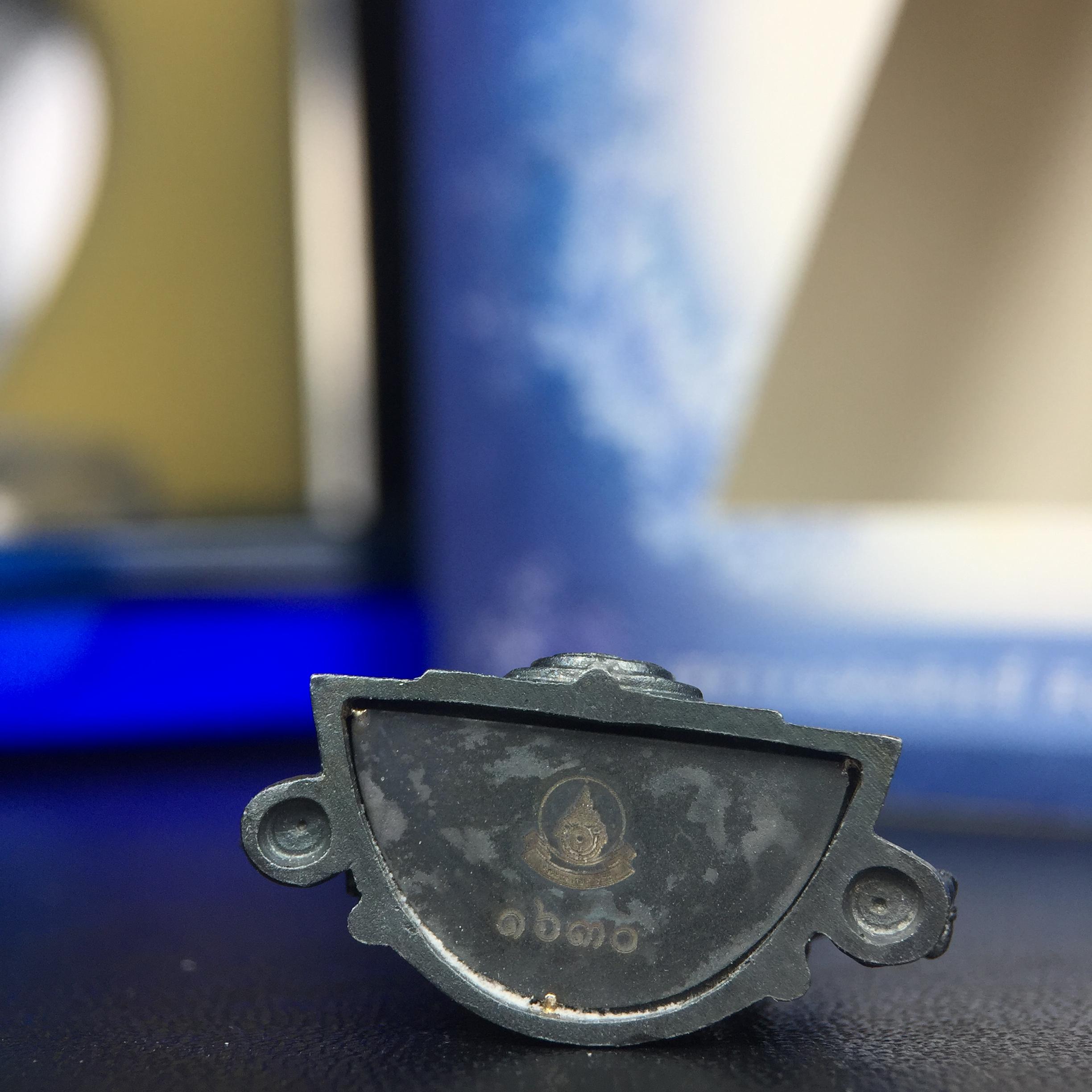 พระพุทธชินราช ภปร. โครงการ เพราะแผ่นดินนี้คือแผ่นดินเกิด เนื้อเงินชุบทองคำซุ้มรมดำ ปี2551 ขนาดหน้าตัก1/2นิ้ว(3.5*2.5 ซม.) (สวยงามหายาก)1ใน 5000 องค์