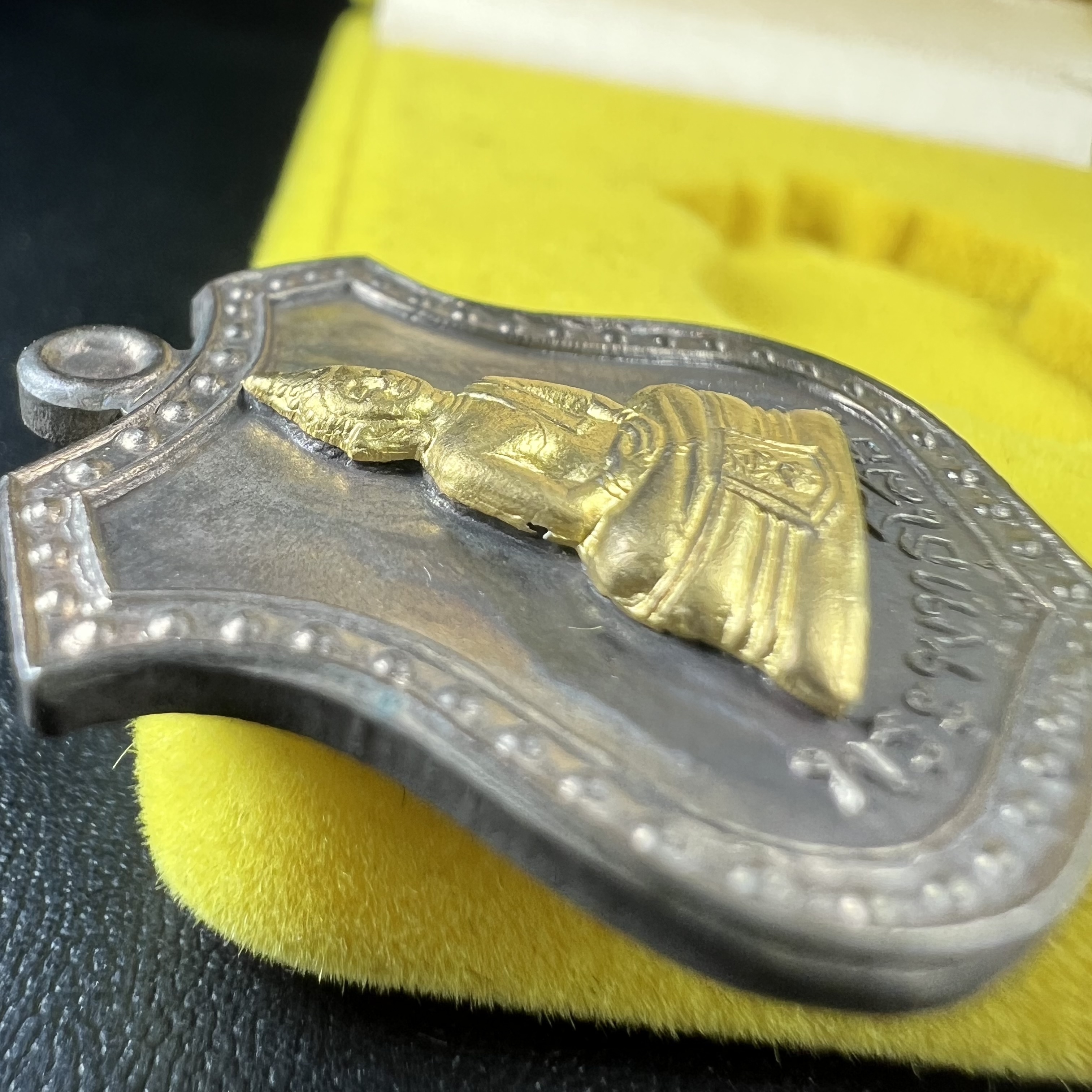 เหรียญหลวงพ่อโสธร ภปร. รุ่นกาญจนาภิเษก จัดสร้างในมงคลวโรกาสที่พระบาทสมเด็จพระเจ้าอยู่หัวรัชกาลที่9 เสด็จเถลิงถวัลย์สิริราชสมบัติ ครบ 50 ปี ในพุทธศักราช 2539 เนื้อนวโลหะหน้าทองคำ(พิธีใหญ่เข้มขลัง)1 ใน 9950 เหรียญ