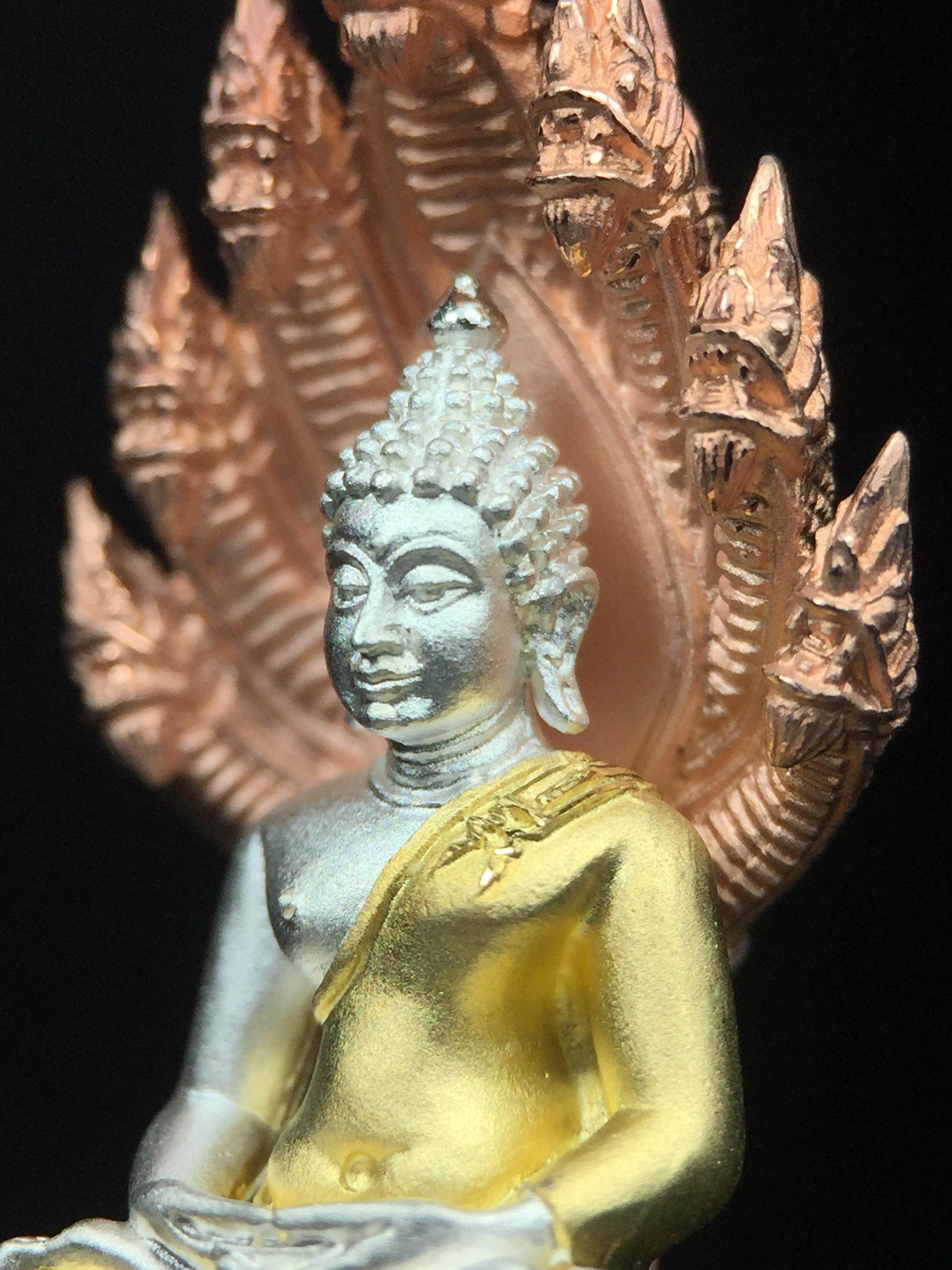 พระนาคปรก สธ. รุ่นสร้างพระอุโบสถเฉลิมพระเกียรติ 4 รอบ 84 พรรษา สมเด็จพระเทพรัตนราชสุดาฯ วัดบวรนิเวศวิหาร ปี 2543 พิมพ์ใหญ่ เนื้อเงินบริสุทธิ์ ชุบสามกษัตริย์แบบพ่นทรายขัดเงาบางส่วน(สภาพ สวย )พิธีใหญ่ พุทธศิลป์งดงาม หายาก (1 ใน 1999 องค์)