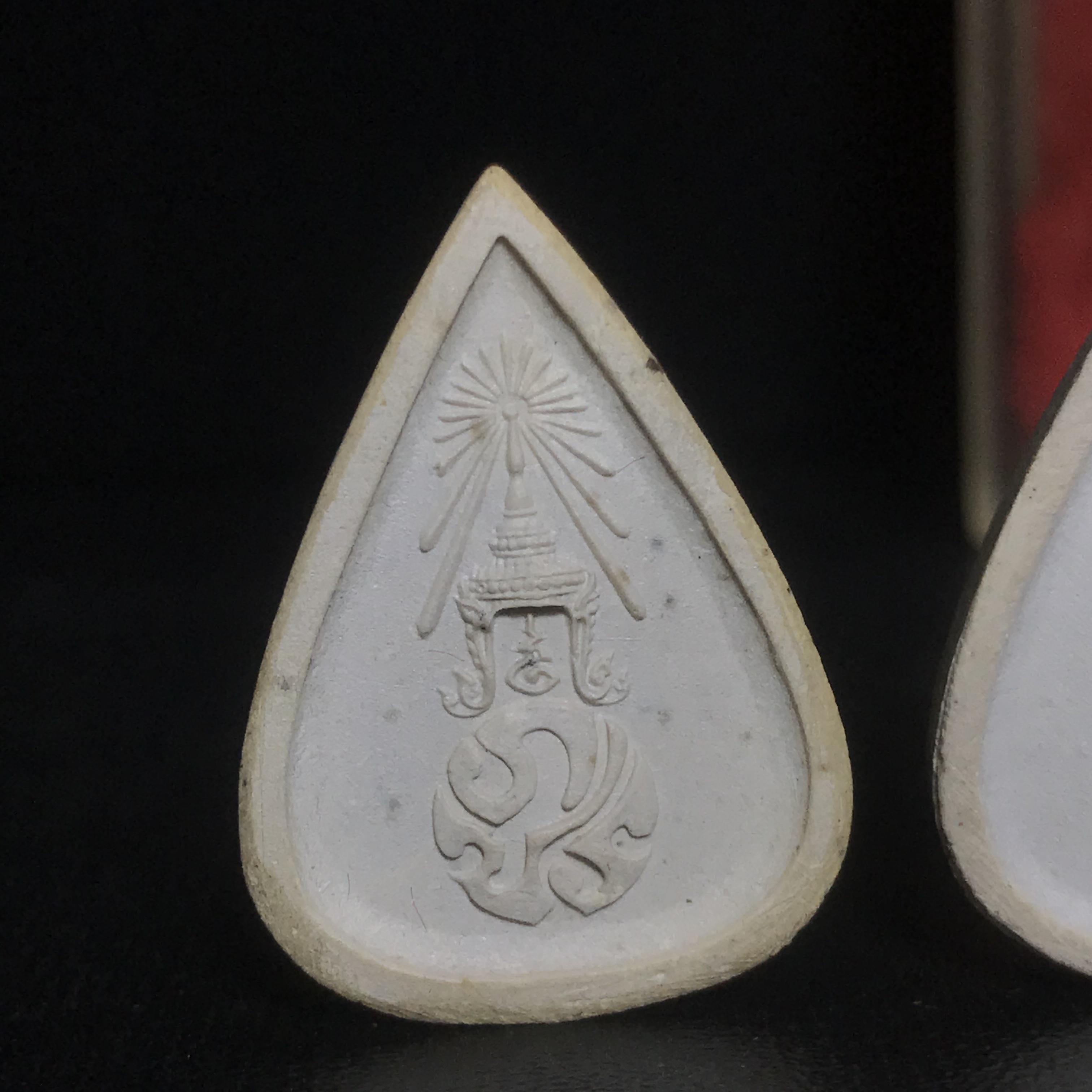 พระแก้วมรกต หลัง ภปร. เนื้อผง ปี2530 พระดี พิธีใหญ่ ประกอบพิธีพุทธาภิเษกพร้อมกับพิธีพระกริ่งปวเรศ ปี2530 วัดบวรนิเวศและวัดพระแก้ว(ครบชุดสามฤดูกล่องเดิมครบ)หายาก