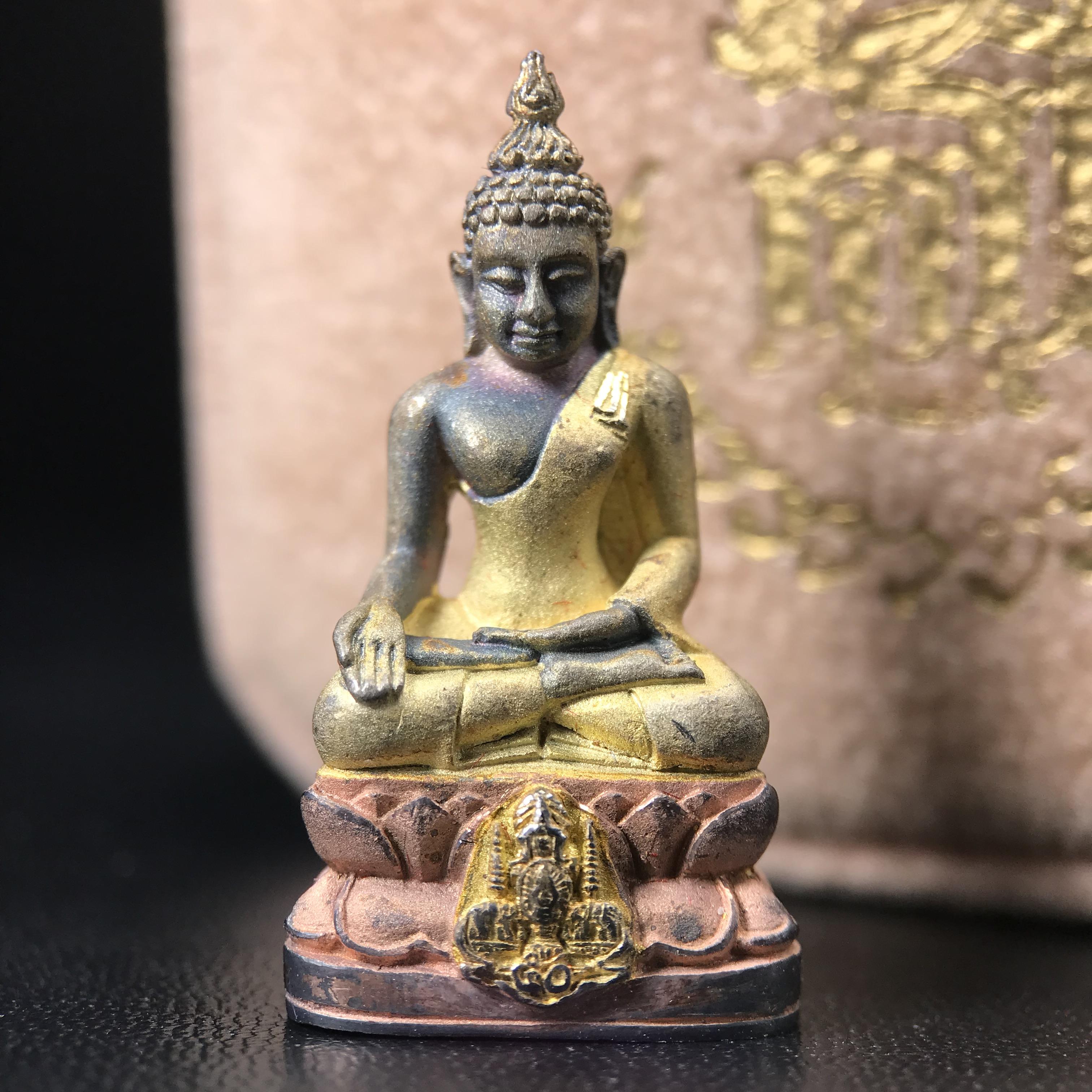 พระกริ่งไพรีพินาศ ตรากาญจนาภิเษกครองสิริราชสมบัติครบ 50 ปี รัชกาลที่9 ปี2540 เนื้อเงินสามกษัตริย์(ผิวเดิมสวย ครบ สมบูรณ์)พร้อมกล่องบรรจุเดิมครบ ชุดพระราชทาน(หายาก)(เข้มขลังทรงอานุภาพยิ่งใหญ่กำราบศัตรูพ่ายสิ้น พระไพรีพินาศ)(หายากพบเจอได้น้อยมาก)1ใน 539องค์