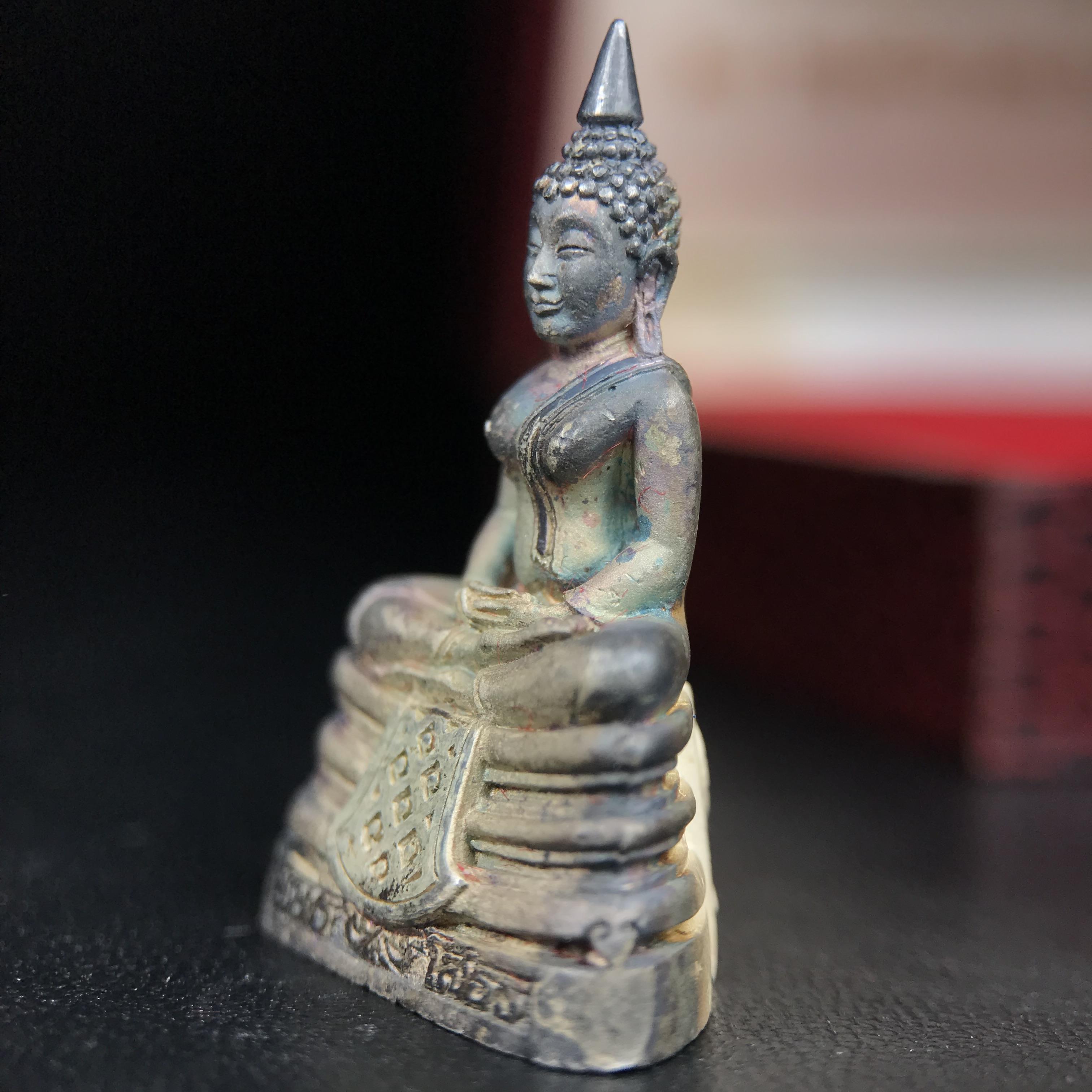 พระพุทธโสธร(หลวงพ่อโสธร) รุ่นสร้างอุโบสถ ปี2539 เนื้อเงินทรายนวลขัดเงาบางส่วน ลอยองค์พิมพ์ใหญ่ สภาพสวยกล่องบรรจุเดิมครบสมบูรณ์(งานแพรนด้า จิวเวลรี่)สวยงดงาม(เนื้อเงินผิวเดิมรุ้งสวยสวย องค์หมายเลขสวย ๒๒๒๒๕)