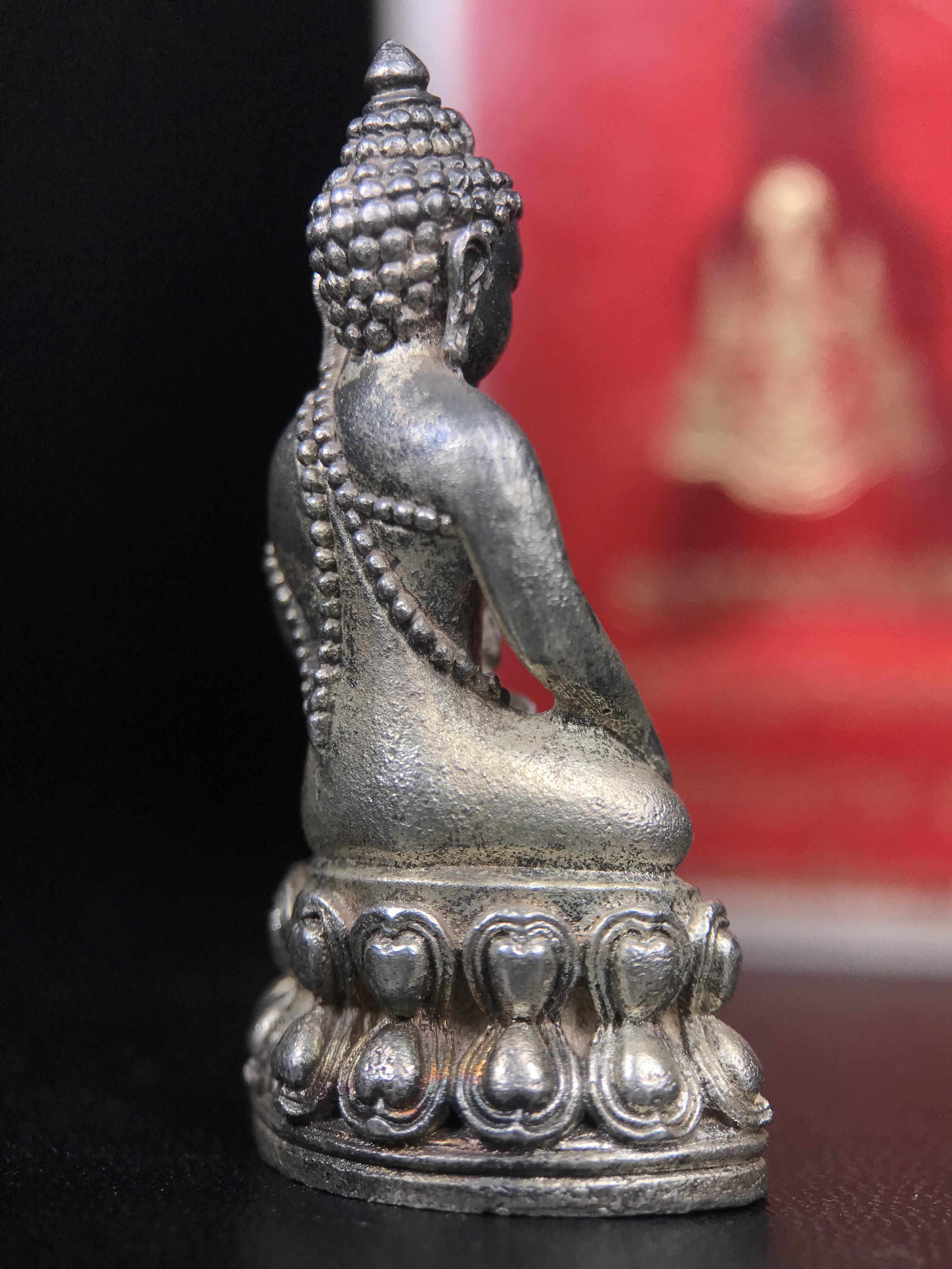 พระกริ่งปรมาภรณ์พุทธปัญญา(พระกริ่งศรีนคร 2) จัดสร้างเนื่องในมหามงคลสมัยเฉลิมพระชมน์พรรษา 5 รอบ องค์พระบาทสมเด็จพระเจ้าอยู่หัวรัชกาลที่9 ปี 2530 เนื้อเงิน (ออกแบบโดยนายช่างเกษม มงคลเจริญ มีพระอาจารย์ไสว วัดราชนัดดา กรุงเทพ เป็นเจ้าพิธีครั้งสุดท้าย)