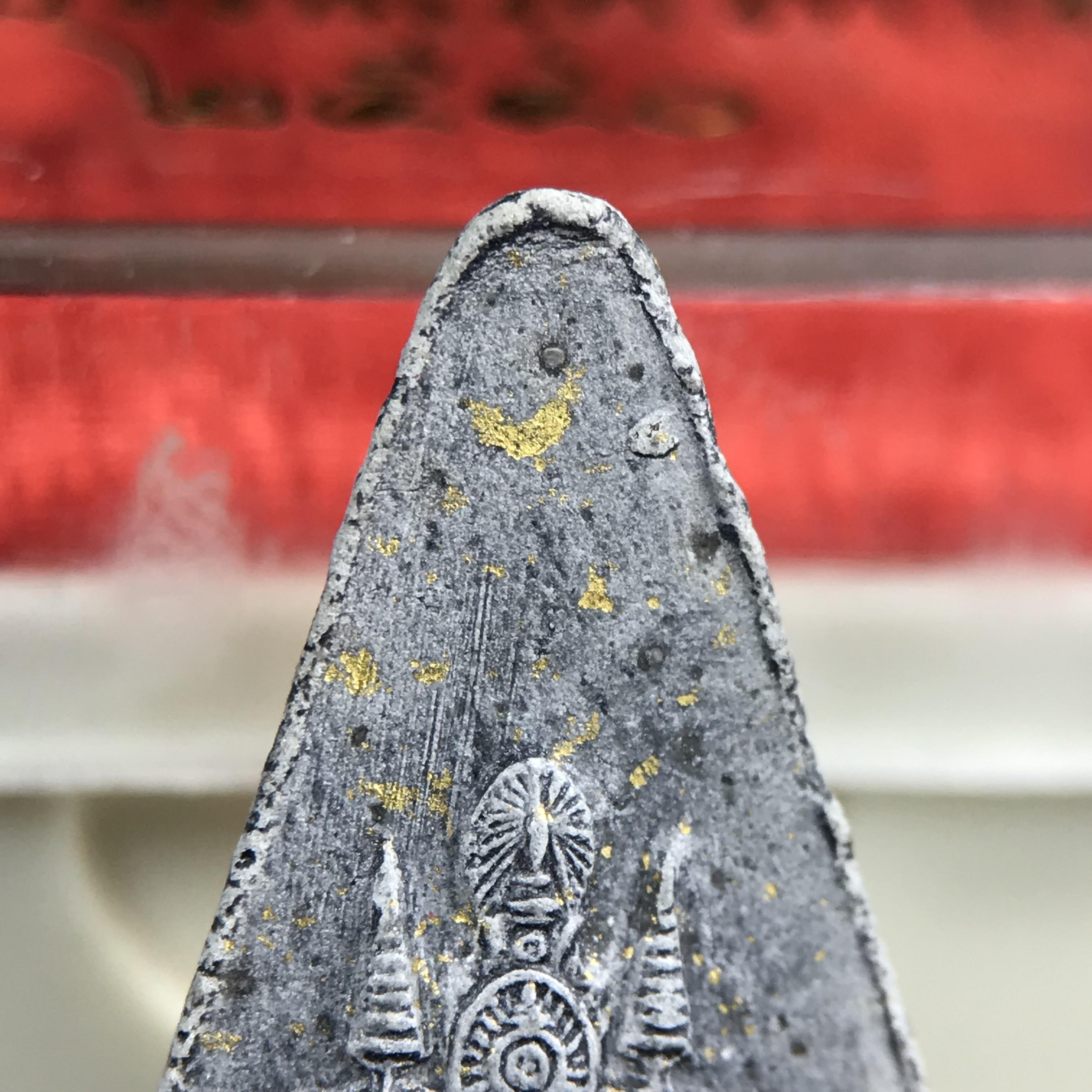 พระกำลังแผ่นดิน พระราชทาน วัดบวรนิเวศวิหาร ปี 2539 พิมพ์เล็กหน้ากากทองคำ (ในหลวง รัชกาลที่ 9 พระราชทานมวลสารจิตรลดา)นิยมหายาก