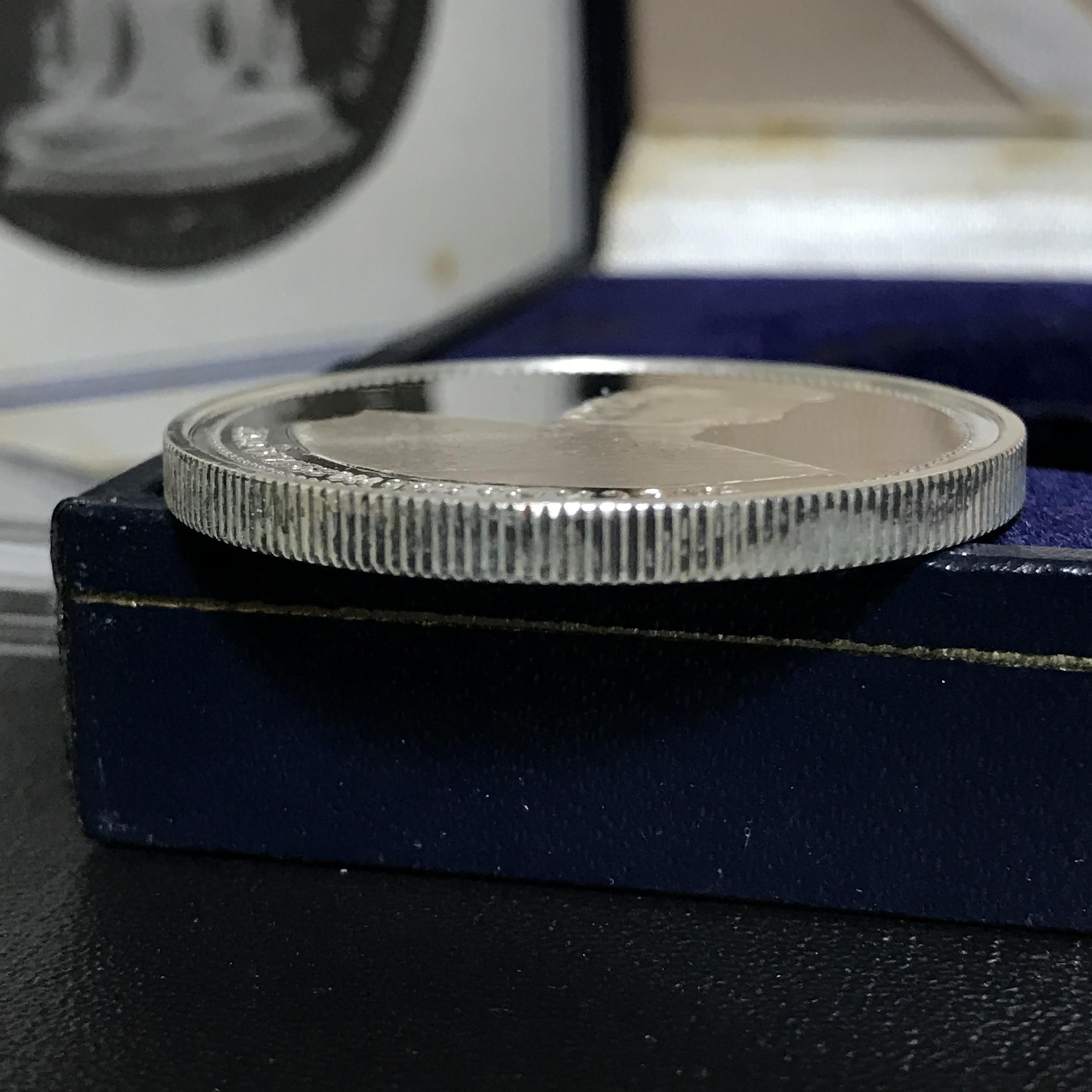 เหรียญสมเด็จพระนเรศวรมหาราช-พระพุทธชินราช รุ่นกองทุนสร้างอาคารเรียนวิทยาลัยสงฆ์ วัดพระศรีรัตนมหาธาตุ ปี 2536 เนื้อเงินขัดเงากล่องเดิมใบรับรองพร้อม