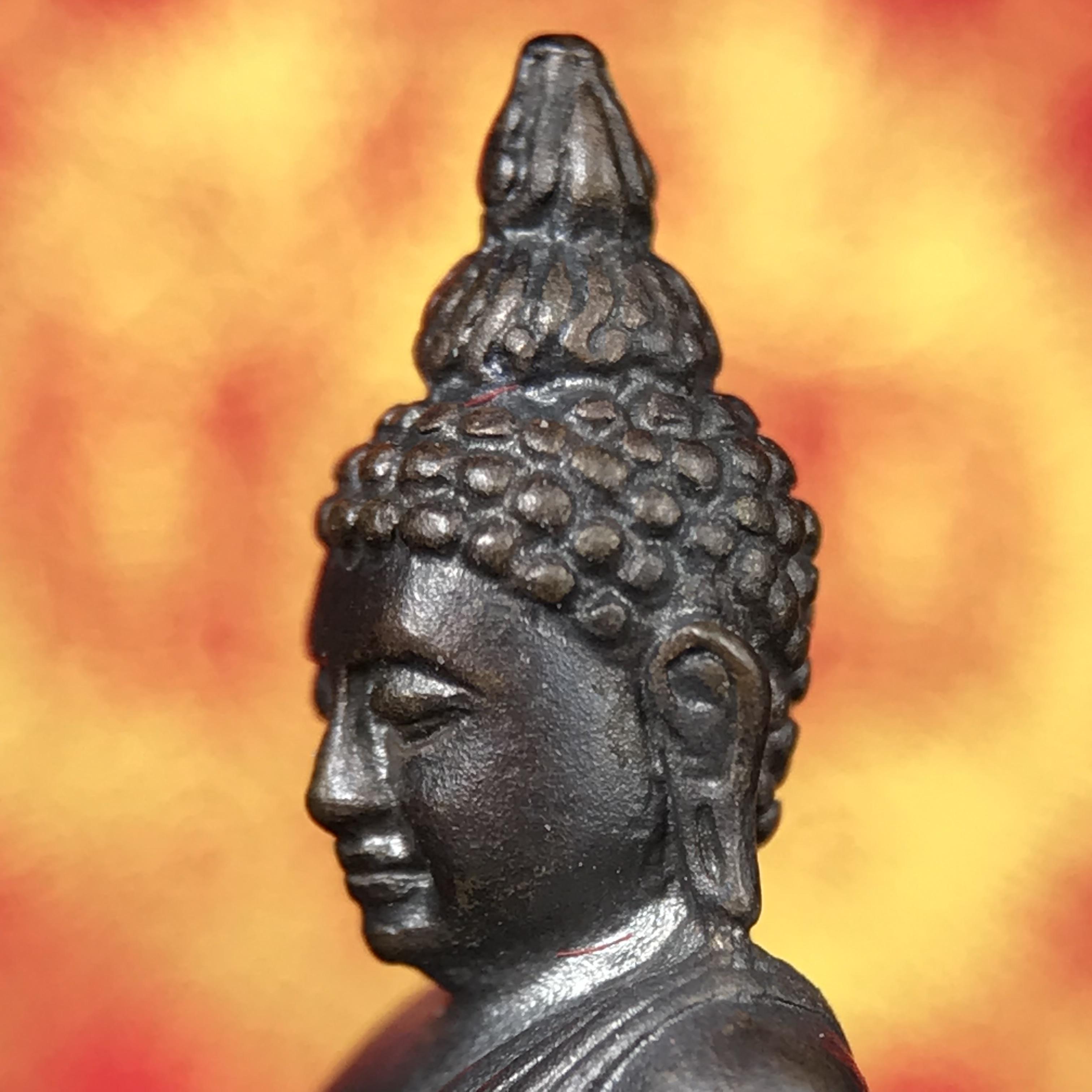 พระกริ่งไพรีพินาศ บรรจุเหล็กไหล ครั้งแรกและครั้งเดียวในประวัติศาสตร์ เฉลิมพระเกียรติ พระบาทสมเด็จพระเจ้าอยู่หัวรัชกาลที่9 พระชนมพรรษา 6 รอบ ปี2542 เนื้อนวโลหะผสมทองคำ(บรรจุเหล็กไหล)ดีนอก-ดีใน พิธีใหญ่ มวลสารเด่น (หายาก)