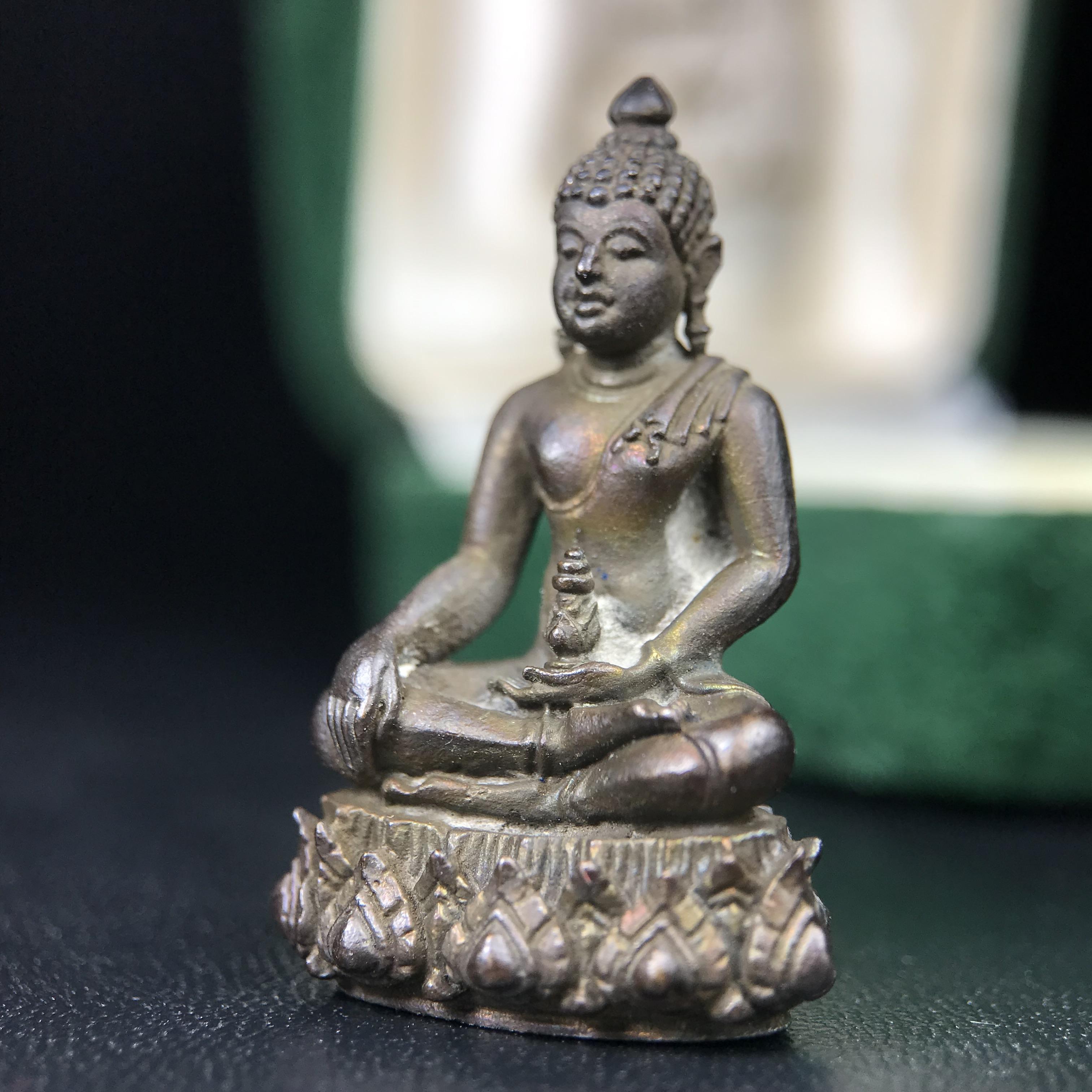 พระกริ่งวาสนา(รุ่นแรก) 80 พรรษา สมเด็จพระสังฆราช (วาสน์) วัดราชบพิธฯ ปี2521 เนื้อนวโลหะ(ตอกโค๊ตพระปิดตา) โดยมีหลวงปู่โต๊ะ วัดประดู่ฉิมพลีร่วมปลุกเสก พร้อมกล่องบรรจุเดิม(รุ่นแรก คอตั้งตรงได้สัดส่วน หายาก)