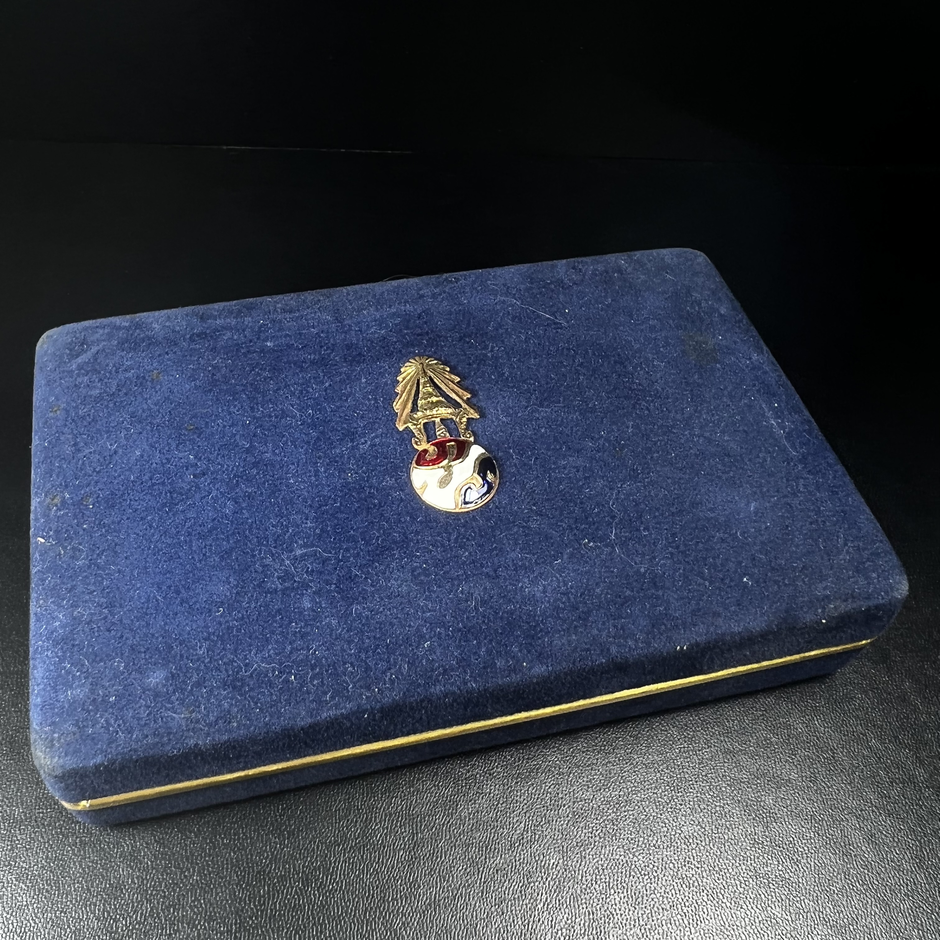 พระไพรีพินาศ ภปร. ครบ 5 รอบ ในหลวงรัชกาลที่ 9 ปี 2530(เนื้อผงพิมพ์ใหญ่) ชุดกรรมการ บรรจุจำนวน 10 องค์ ในกล่อง ตราสัญลักษณ์ ภปร.(ในหลวงรัชกาลที่9เสด็จในพิธีเจิมพระสุหร่าย)พระดี พิธีใหญ่ ประกอบพิธีพุทธาภิเษกพร้อมกับพิธีพระกริ่งปวเรศ ปี2530 วัดบวรนิเวศวิหาร