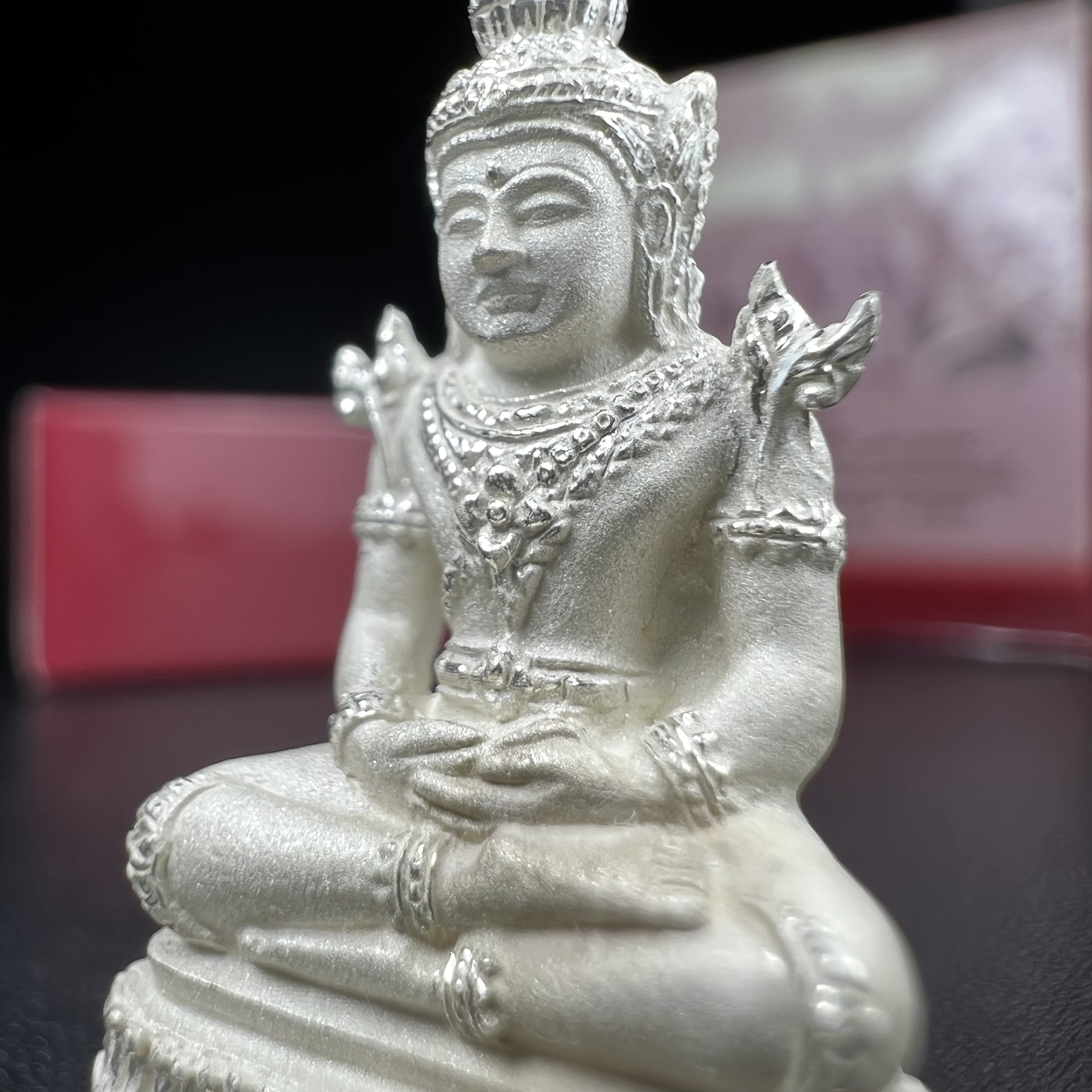 พระแก้วมรกต ภปร.(รุ่นแรก) ปี2545 รุ่นฉลองกรุงรัตนโกสินทร์ครบ 220 ปี พิมพ์ลอยองค์ใหญ่ เนื้อเงินบริสุทธิ์ 92.5% ขนาด 19*35 มม. พร้อมกล่องบรรจุดิม สวยครบสมบูรณ์