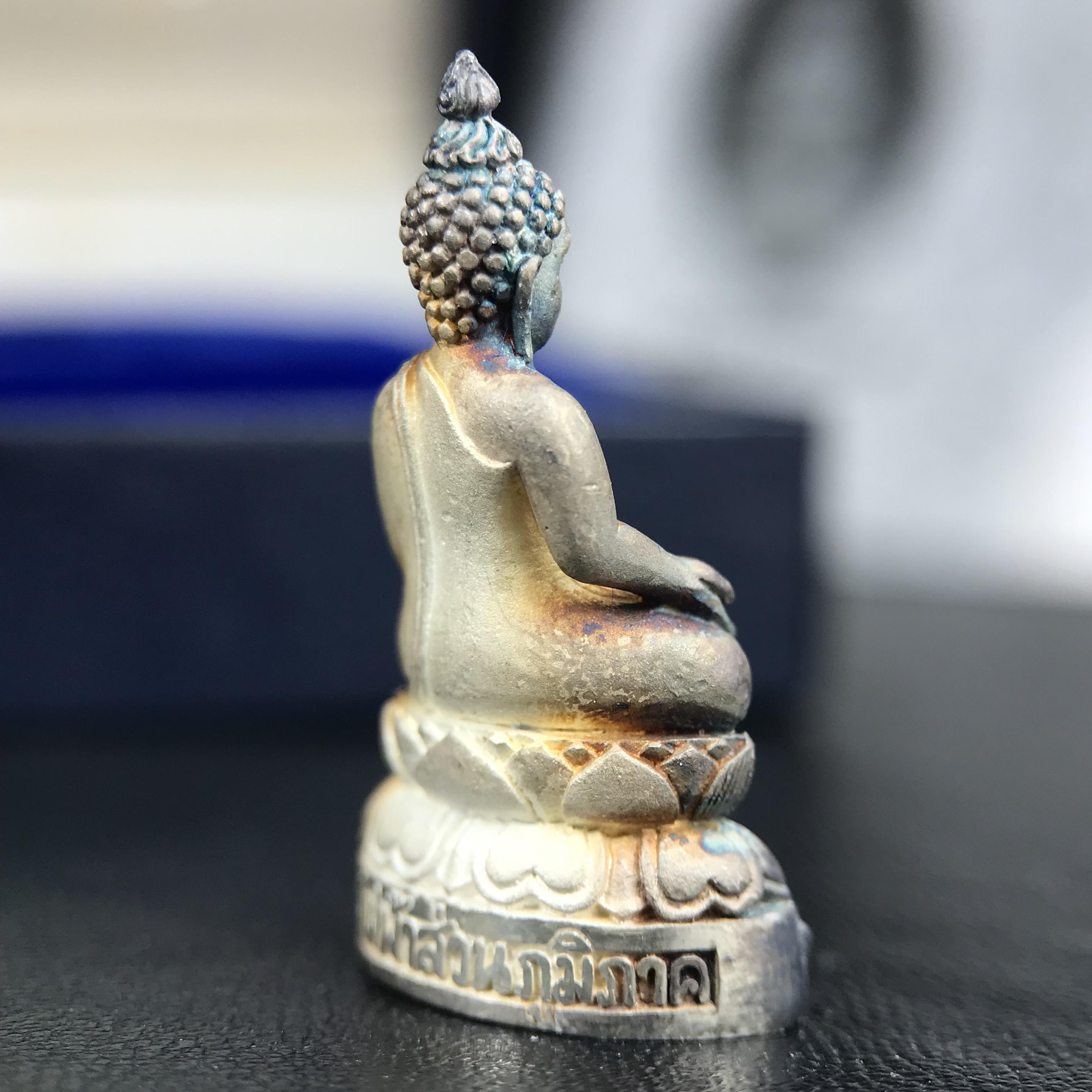 พระกริ่งไพรีพินาศ วัดบวรนิเวศวิหาร ปี2538 การไฟฟ้าส่วนภูมิภาคจัดสร้าง เนื้อเงิน(สภาพผิวเดิม ขึ้นสีรุ้งธรรมชาติ สีสวยรุ้งไข่แบบนิยม)พร้อมกล่องบรรจุเดิมและการ์ดใบรับรองเดิมครบสมบูรณ์ หมายเลข ๖๙๖๗