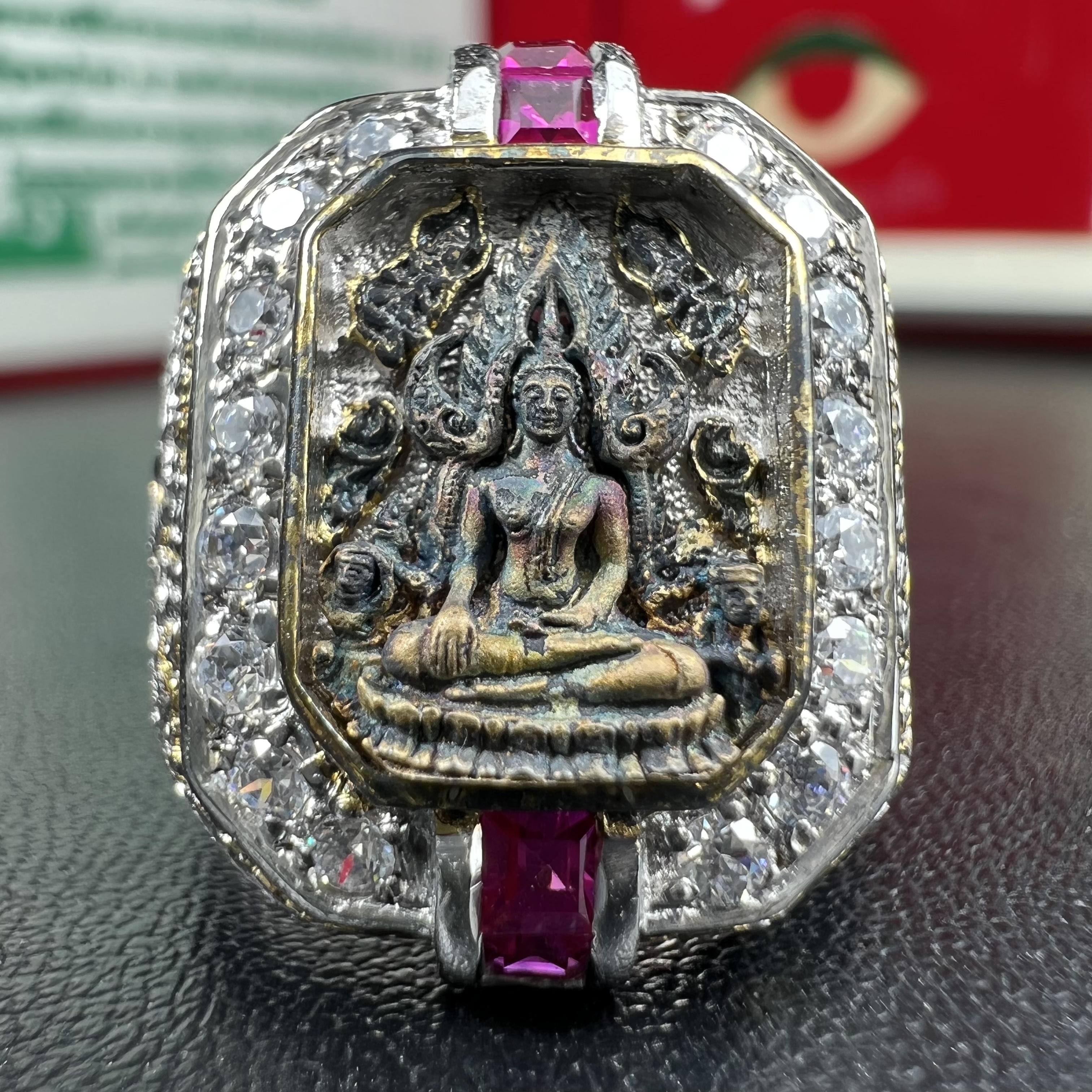 แหวนพระพุทธชินราช ภปร. ในวโรกาสเฉลิมพระชนมายุ6รอบ 5ธันวาคม2542 มูลนิธิพิทักษ์ดวงตาประชาชน จัดสร้าง แหวนเนื้อเงินเคลือบทองคำบริสุทธิ์ประดับเพชร CZ เกรดนอก ตอกโค๊ตและหมายเลข 2006(ผลรวมได้ 8 เลขมงคลเจริญมั่งคั่ง อุดมสมบูรณ์) พร้อมกล่องบรรจุเดิมครบ(หายาก)