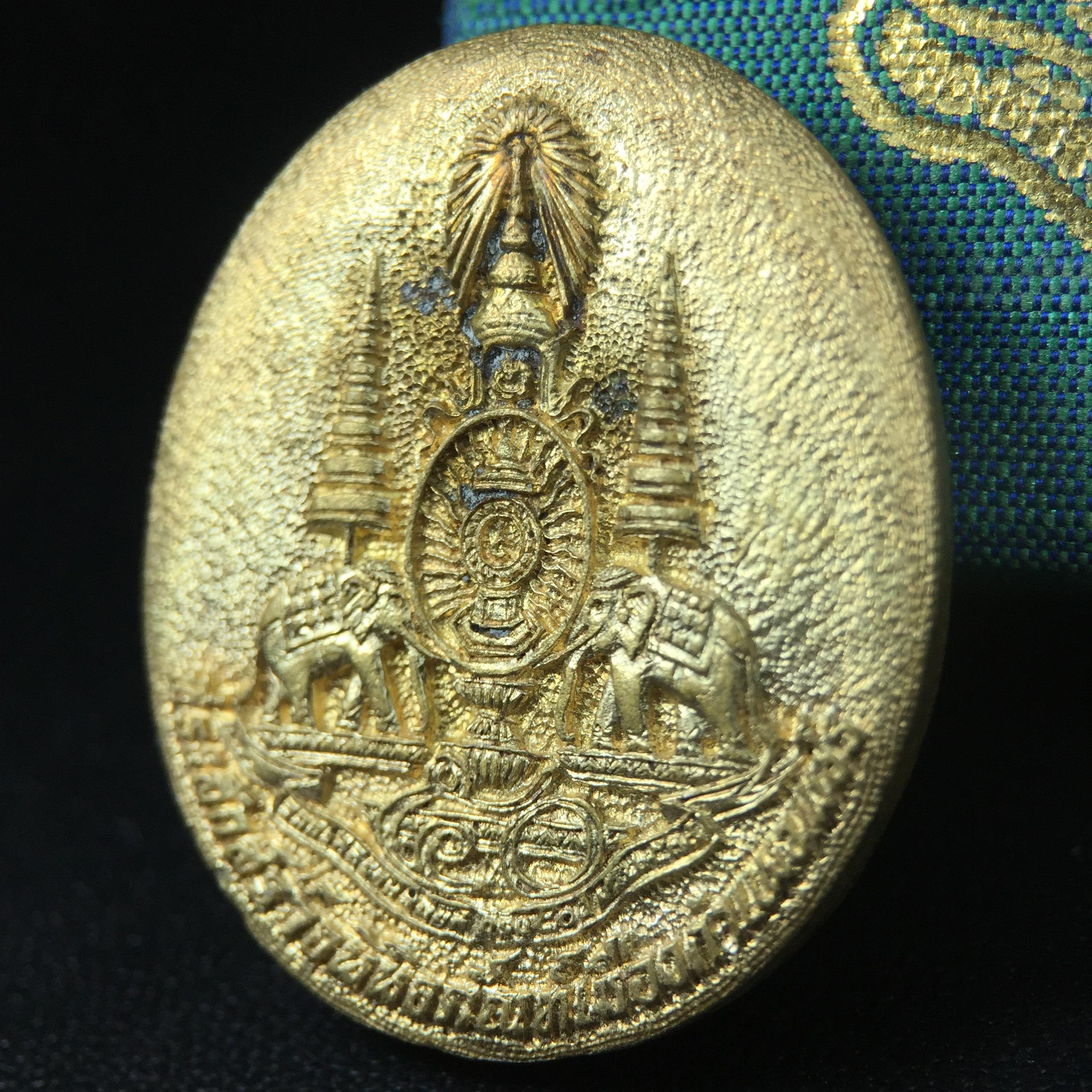 เหรียญรูปเหมือนพระญาณวิทยาคมเถร (หลวงพ่อคูณ ปริสุทโธ)ชุดกาญจนาภิเษกครองราชย์ครบ 50 ปี วัดบวรนิเวศวิหาร ปี พ.ศ. 2538 เนื้อบรอนซ์ทอง(จัดสร้างได้เหมือนหลวงพ่อคูณมาก มีรายละเอียดและความคมชัดสูง ลูกศิษย์ท่านไม่ควรพลาด วิจิตรศิลป์และพุทธศิลป์งดงาม)พิธีใหญ่